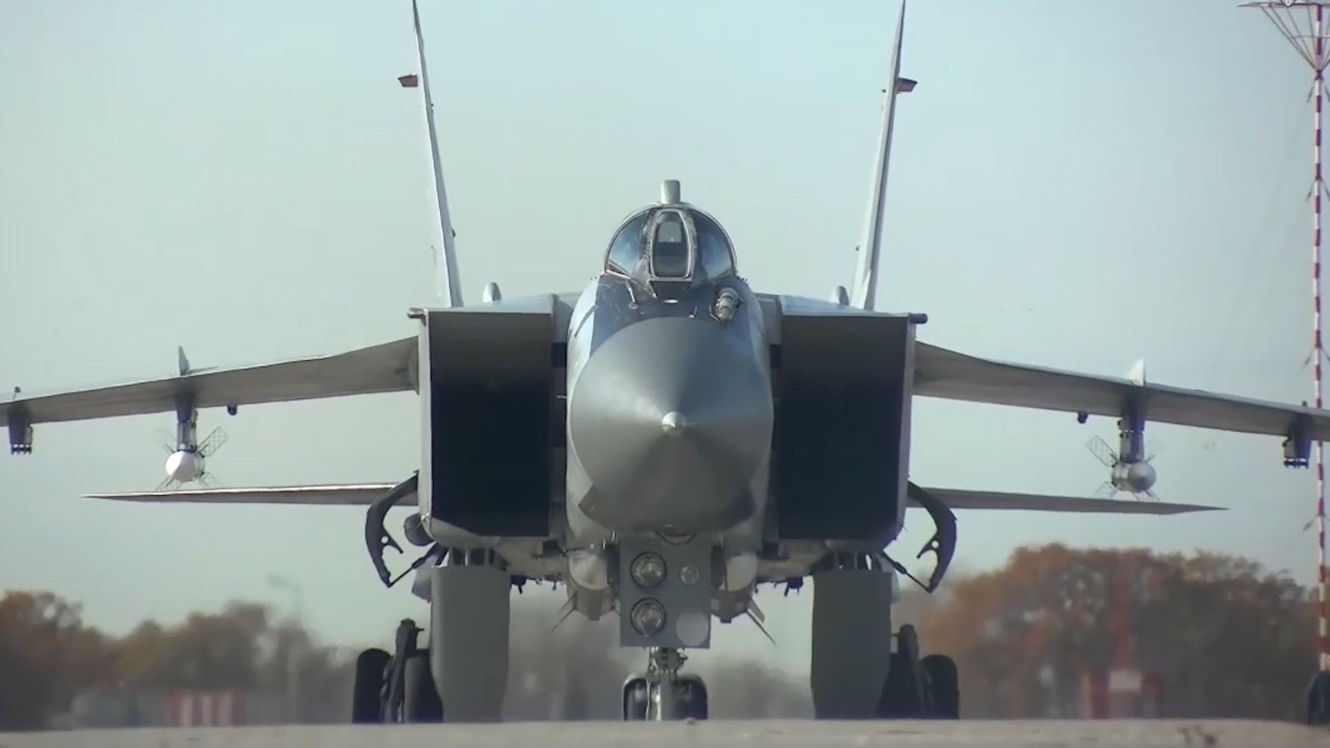 MiG-31 Russia's jet firing from long range 