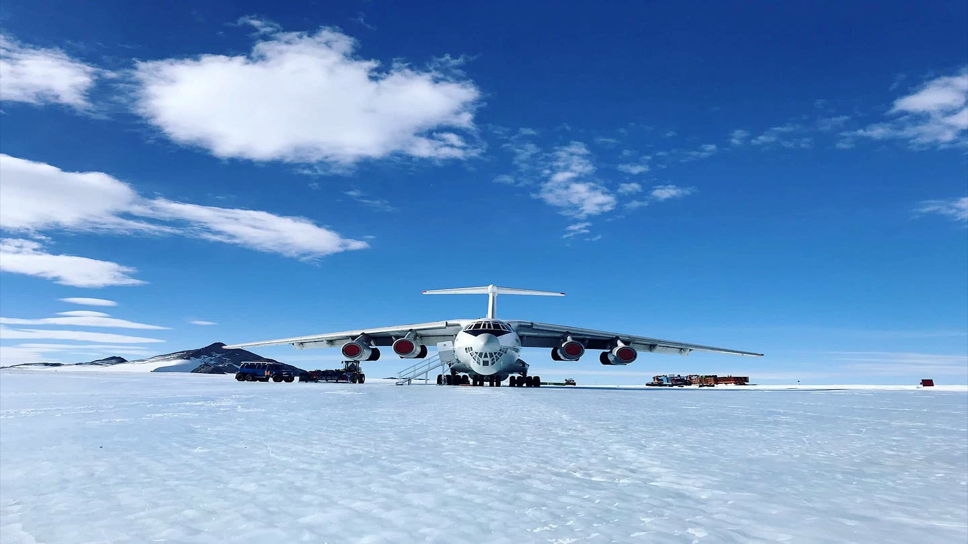 Military and civilian research team for Inspire 22 arriving in Antarctica