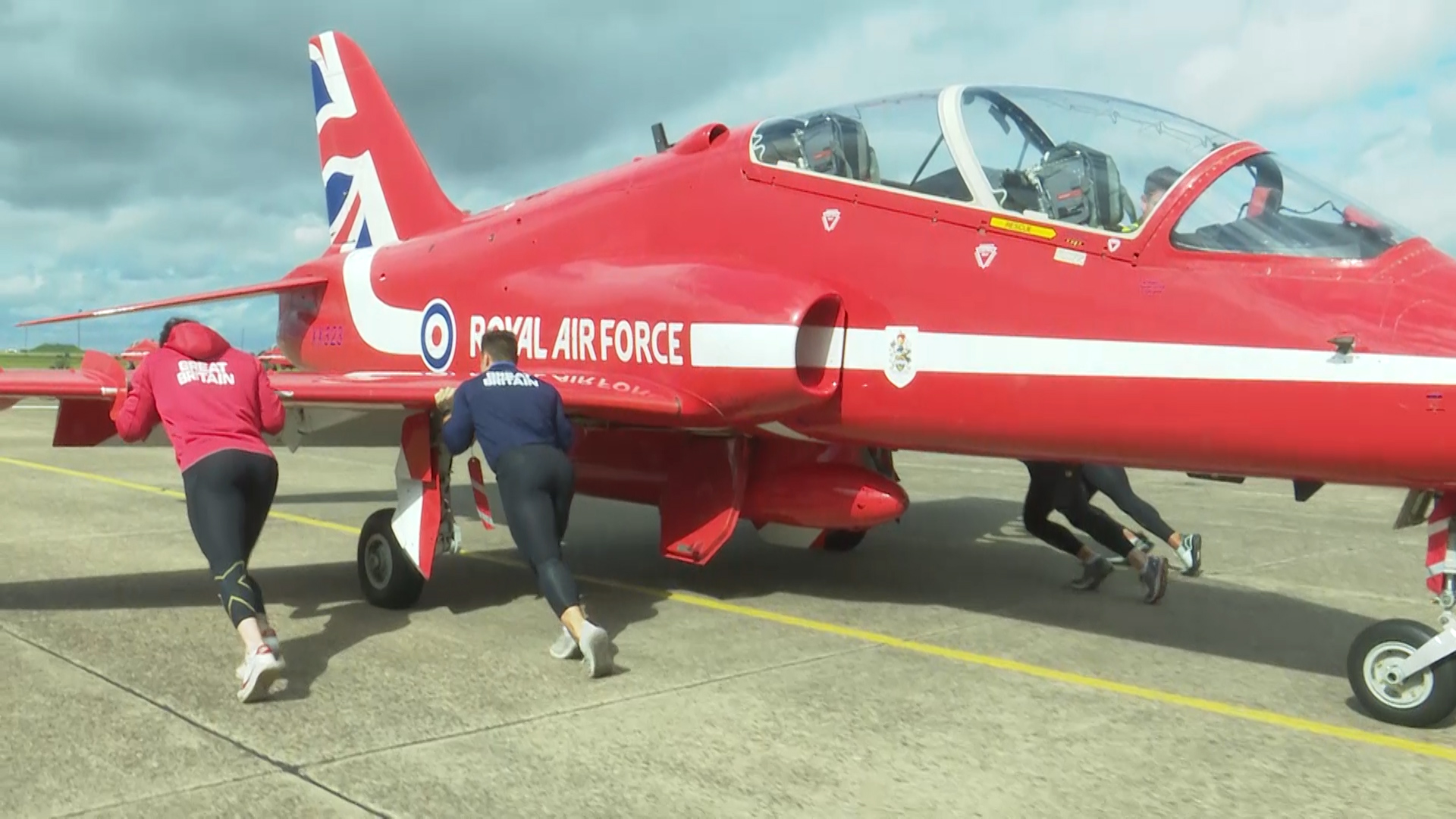 The four-man team pushed the Red Arrow, accompanied by a tow truck, 30 metres in 45 seconds.