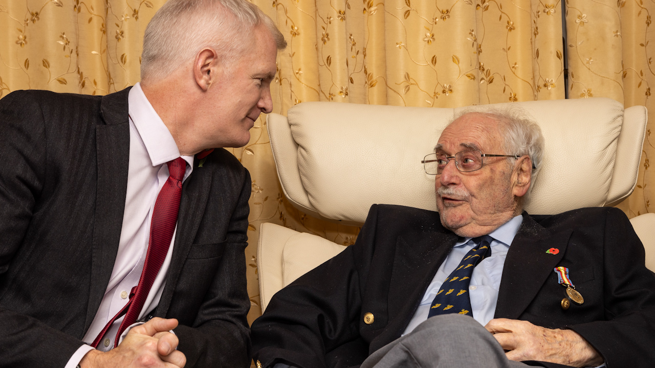 Minister for Veterans and People Al Carns meeting with RAF veteran Pete Peters to award him the Nuclear Test Medal at his home (Picture: MOD)