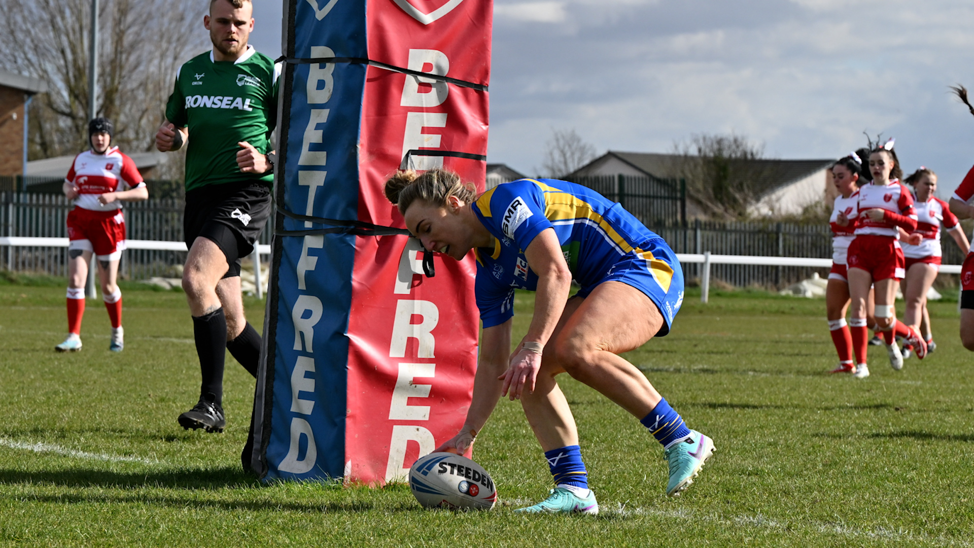 Bethan Dainton scores for Leeds Rhinos