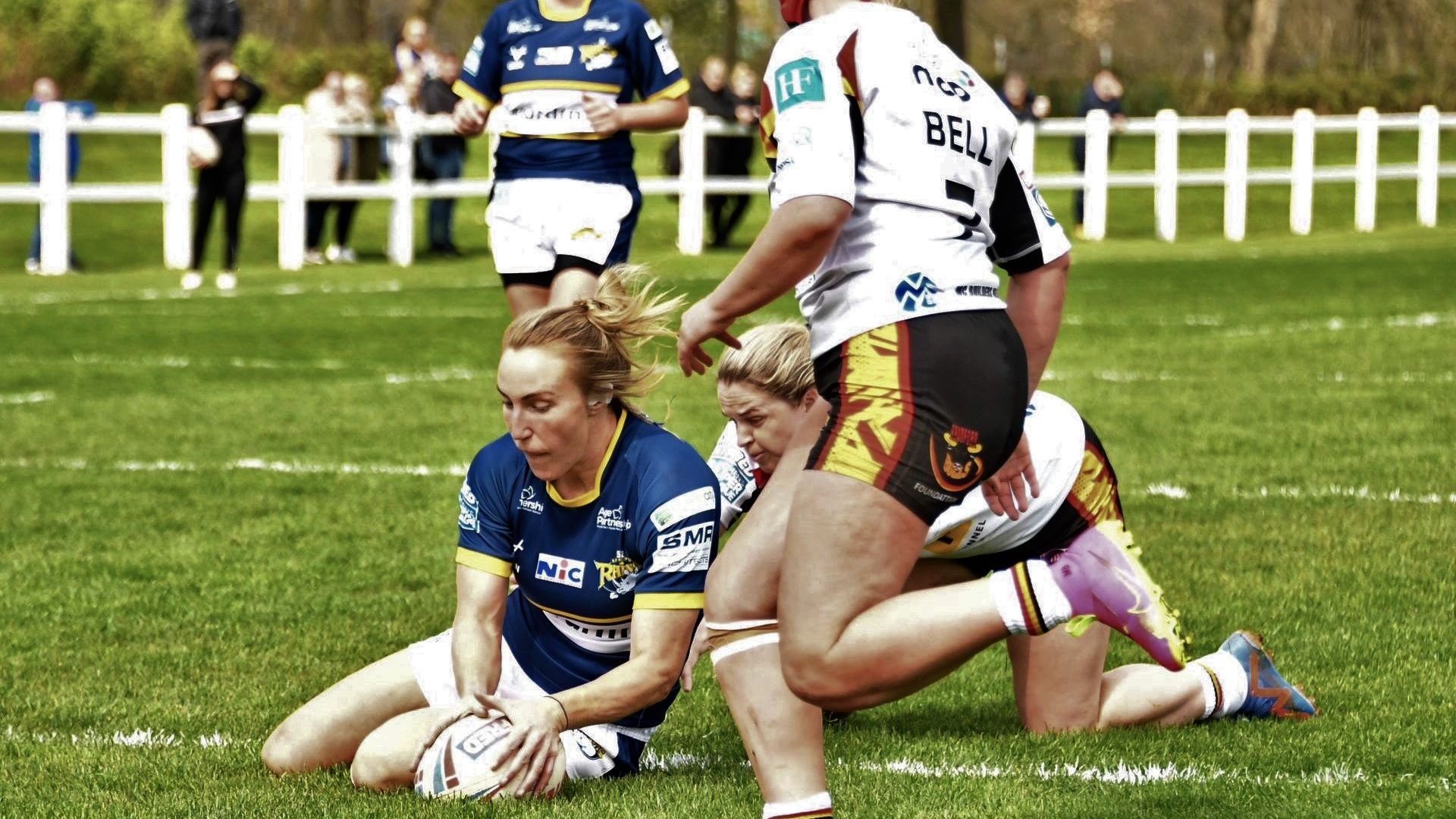 Bethan Dainton scores try for Leeds Rhinos