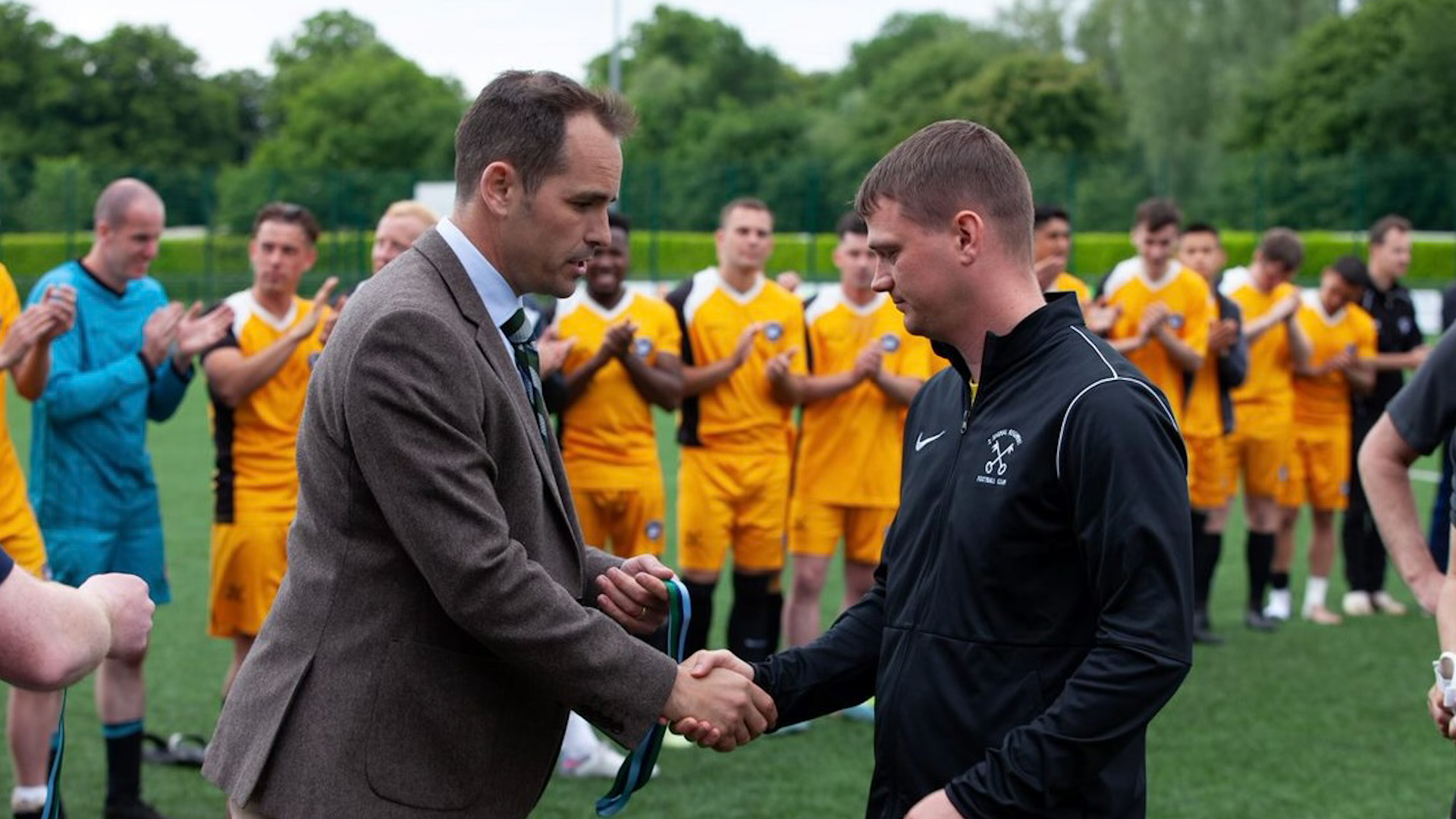 NAME Lt Col Simon Smith presents medals CREDIT LCpl Tim Spencer Royal Signals DATE 01062023.jpg