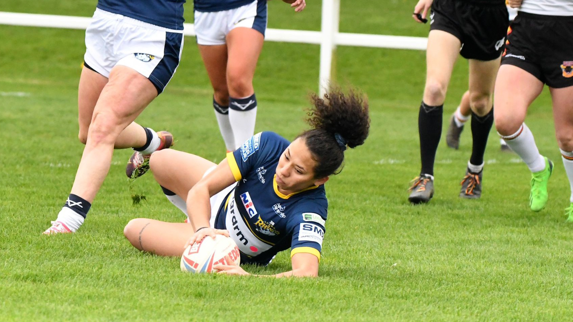 Tara Moxon scores try for Leeds Rhino