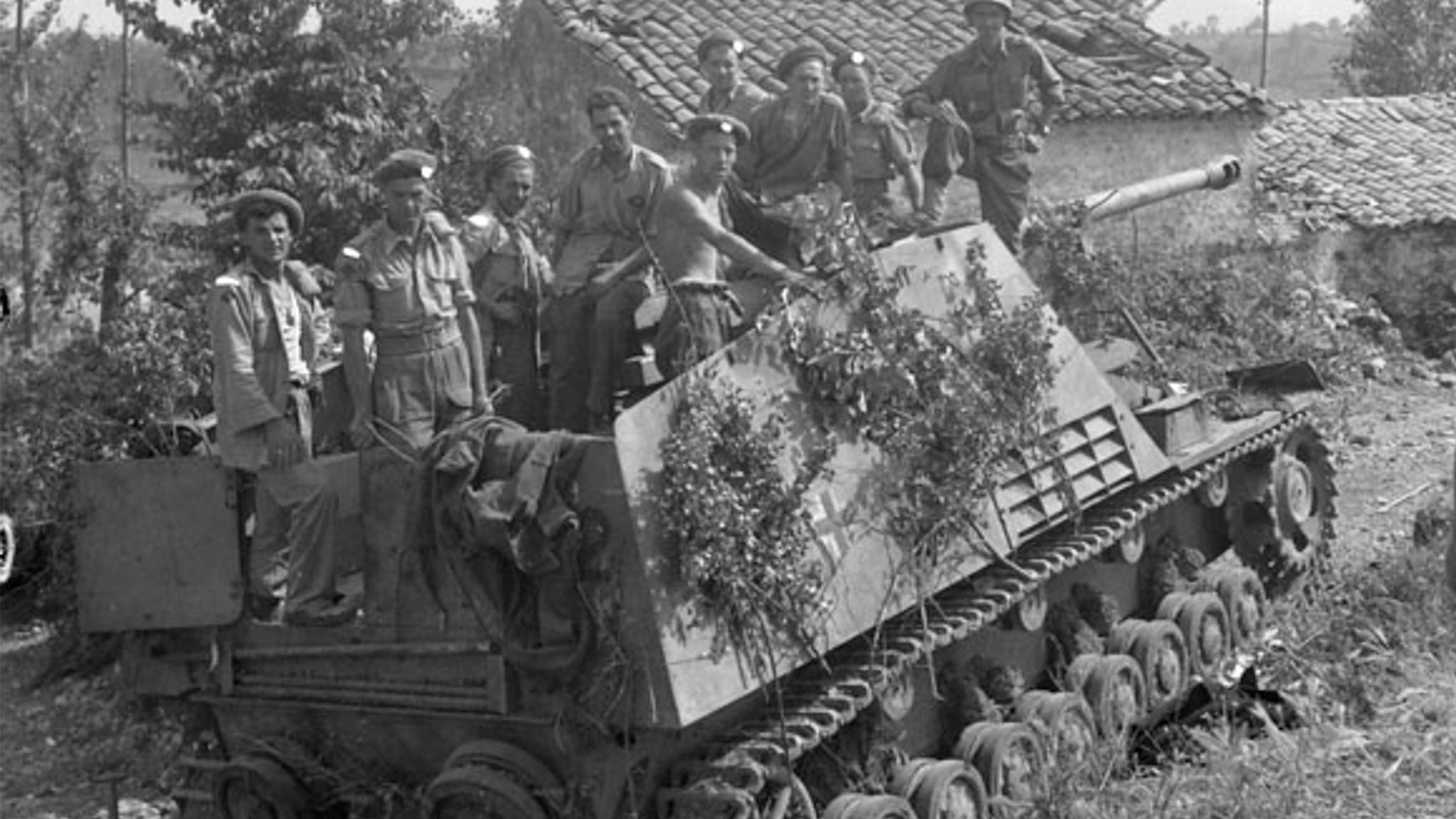 Soldiers from 5th Canadian Armoured Brigade examine a Nashorn that was knocked out by PIAT near Pontecorvo in Italy on 26 May 1944