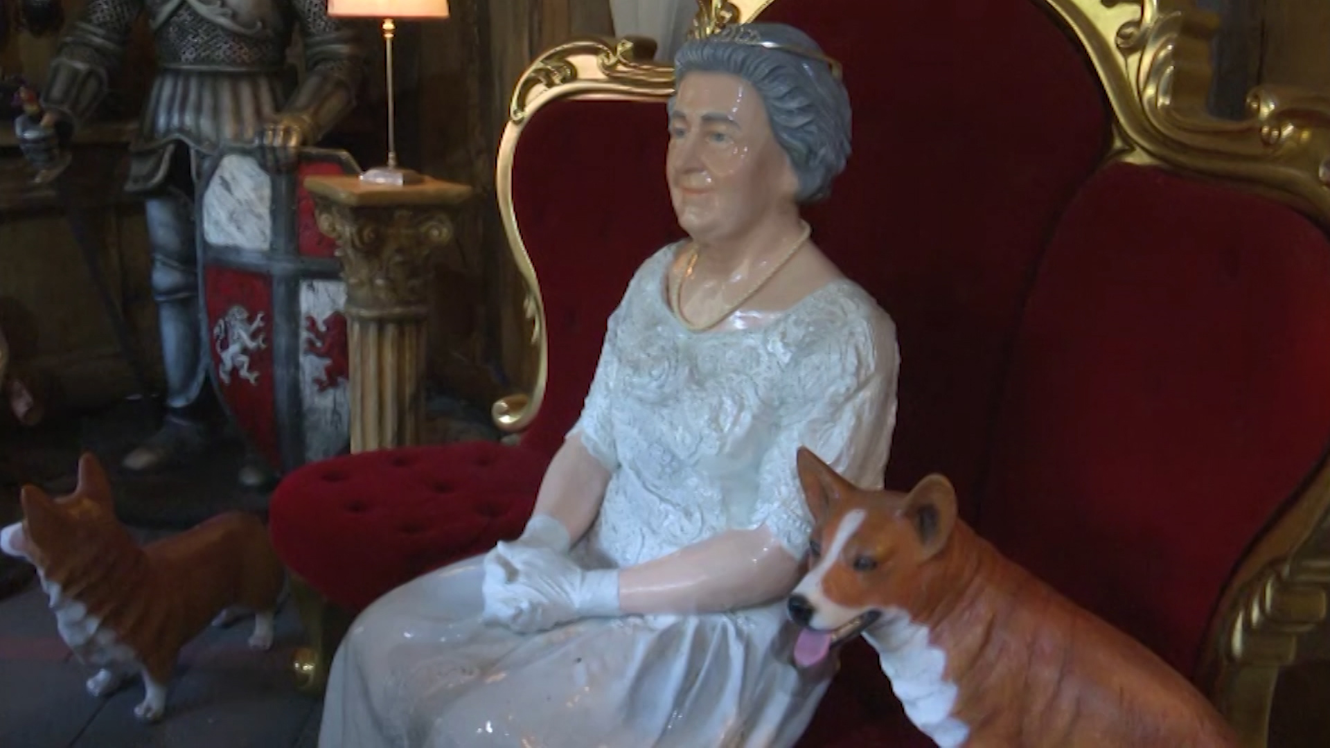 Life-size model of the Queen at the Little Britain museum