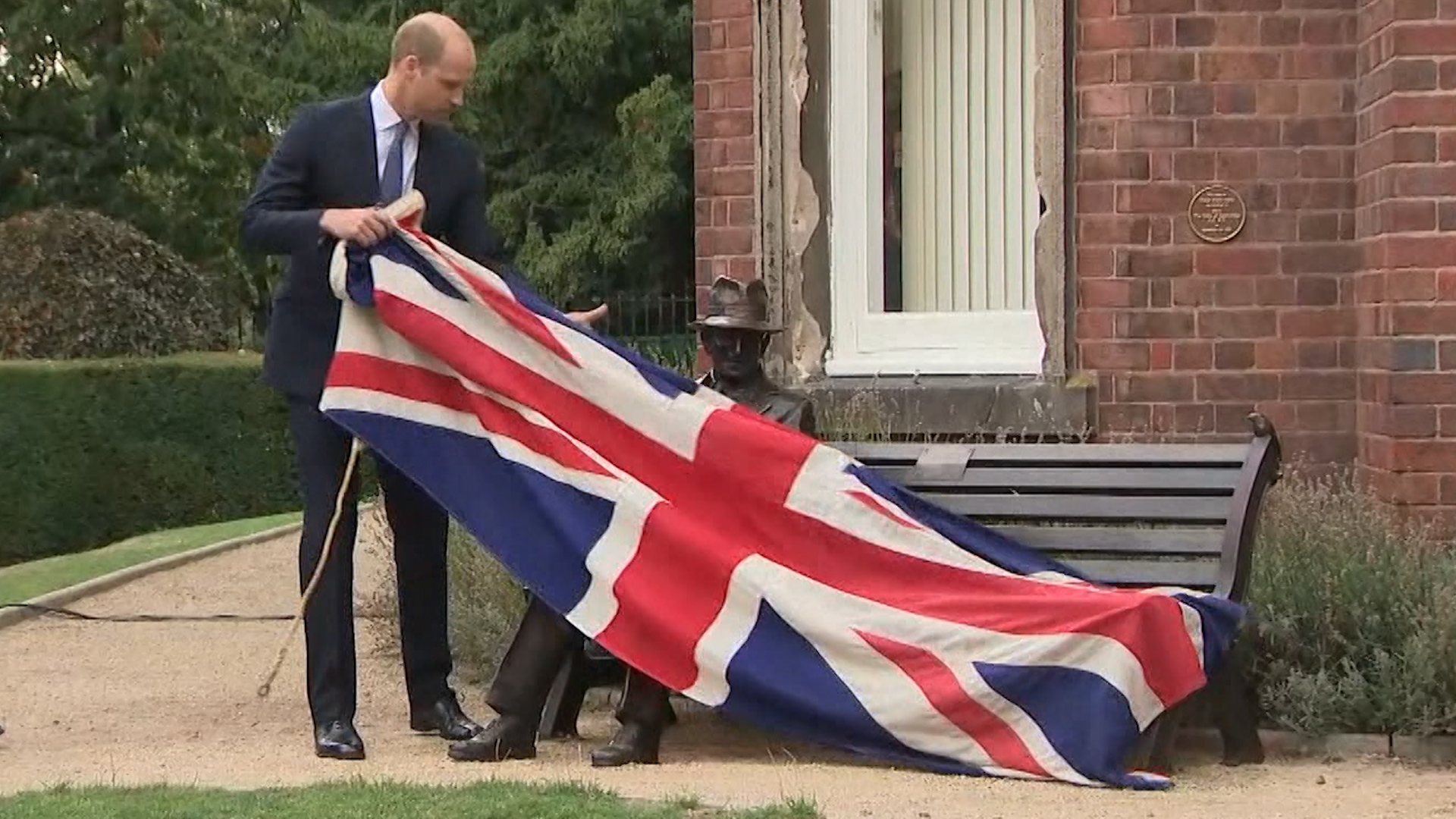 Prince William unveils Frank Foley statue