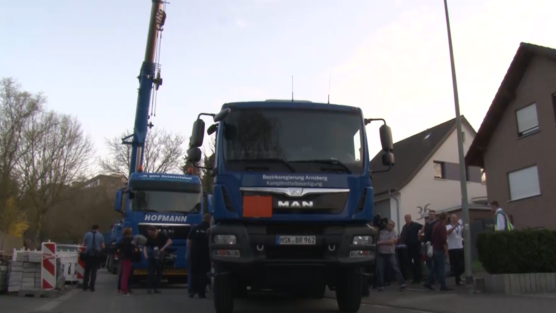Trucks remove RAF wartime bomb defused in Paderborn