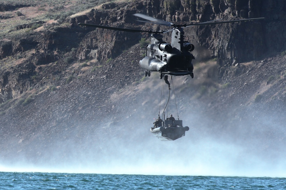Nightstalkers move US Navy Special Boat Team