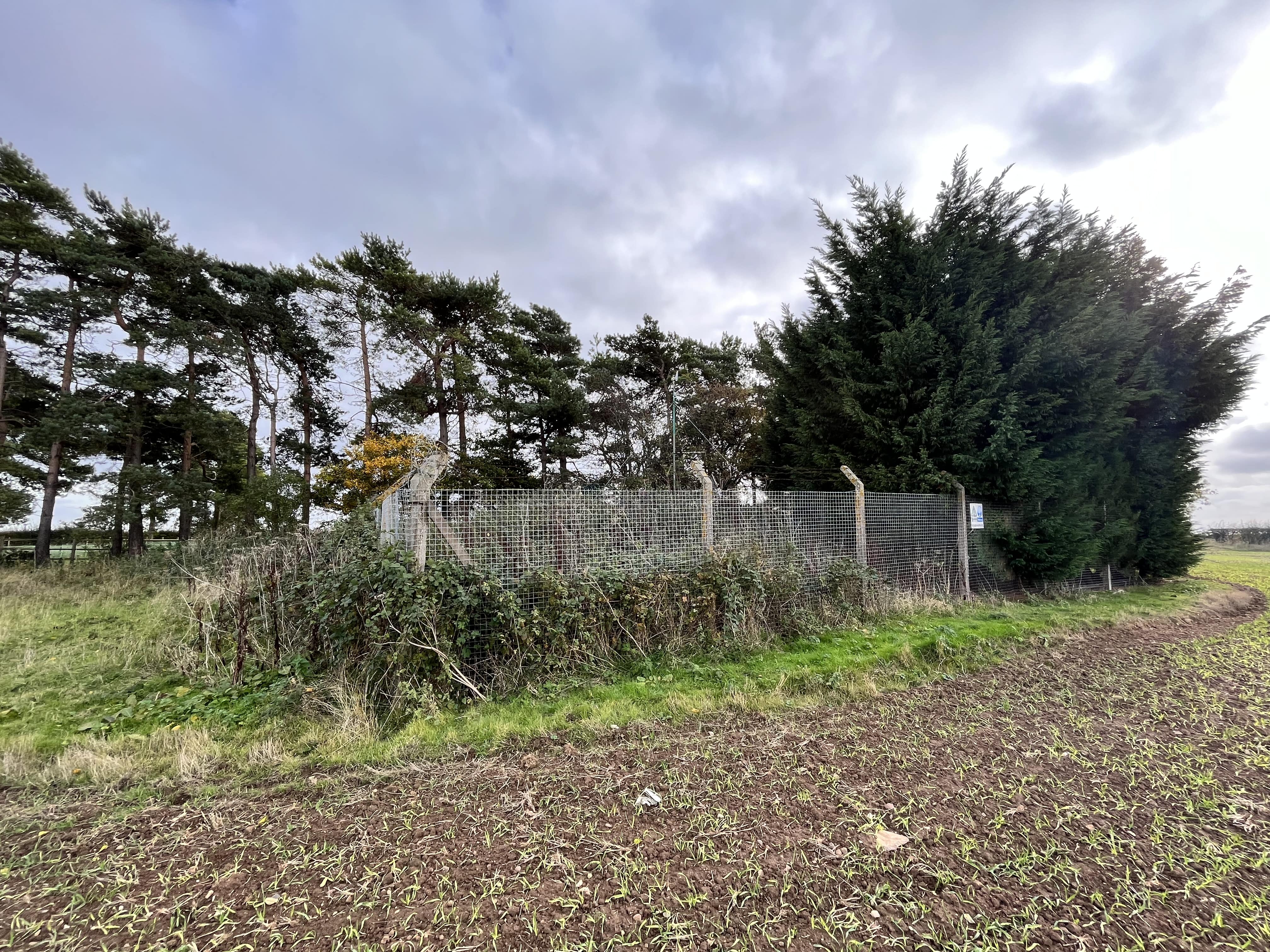 Secret Royal Observer post located in Lincolnshire field to be sold for offers over £25,000 (Picture: SDL Property Auctions).