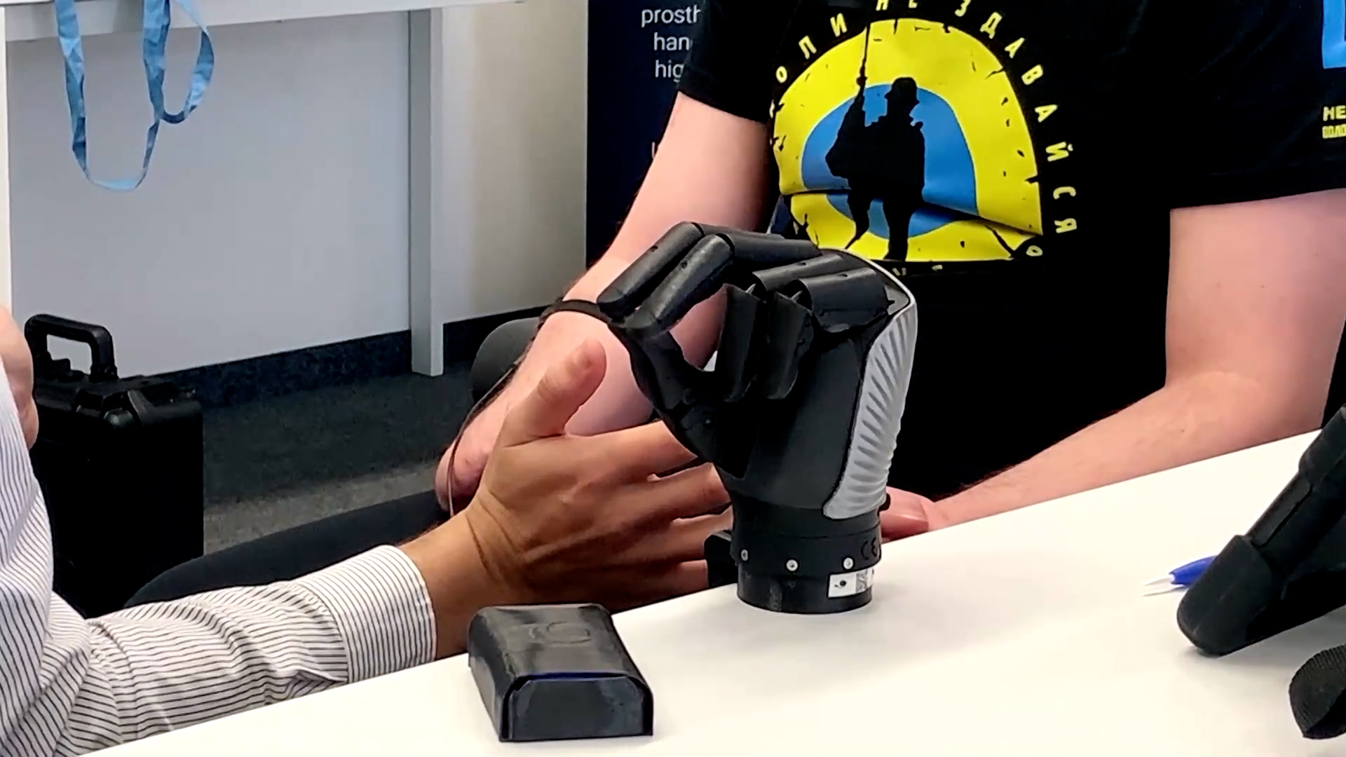 Open bionics 'hero arm' is controlled by sensors and has a moveable thumb and fingers 13012023 CREDIT Open Bionics