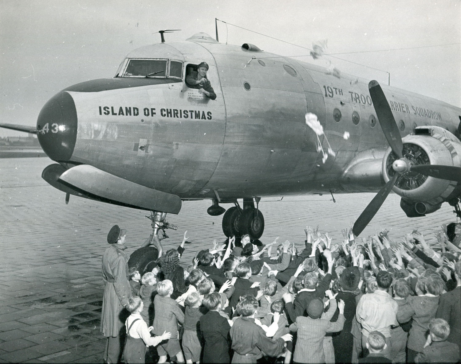 Colonel (Retd) Gail Halvorsen drops sweets to German children at Tempelhof Airport, Berlin in 1949 (Picture: RBM Vintage Images / Alamy Stock Photo).