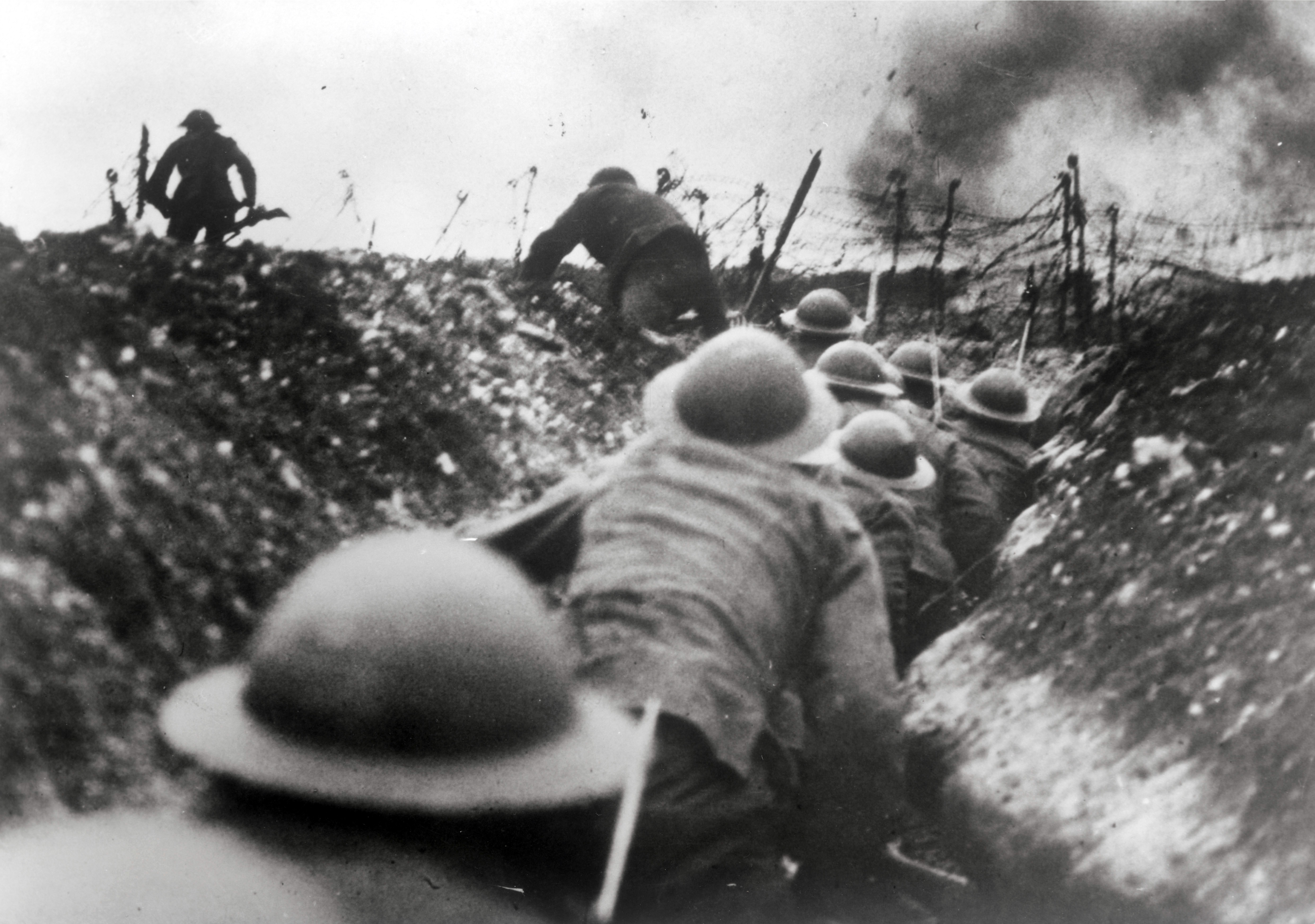 Over the top at the Somme World War One WW1 WWI First World War DATE TAKEN UNKNOWN CREDIT PA.