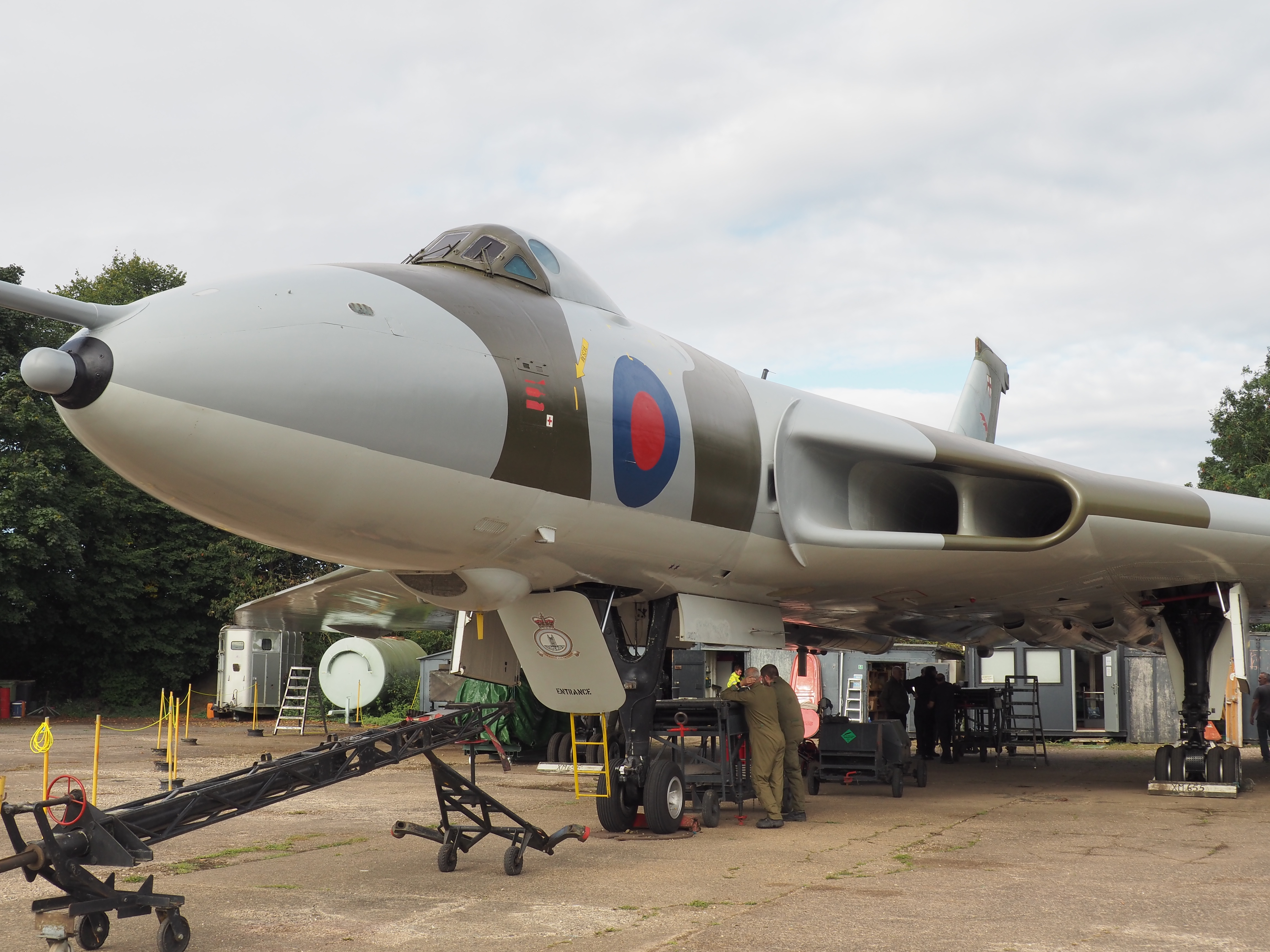XM655 is situated at the end of the runway at Wellsbourne Airport, near Stratford-upon-Avon.