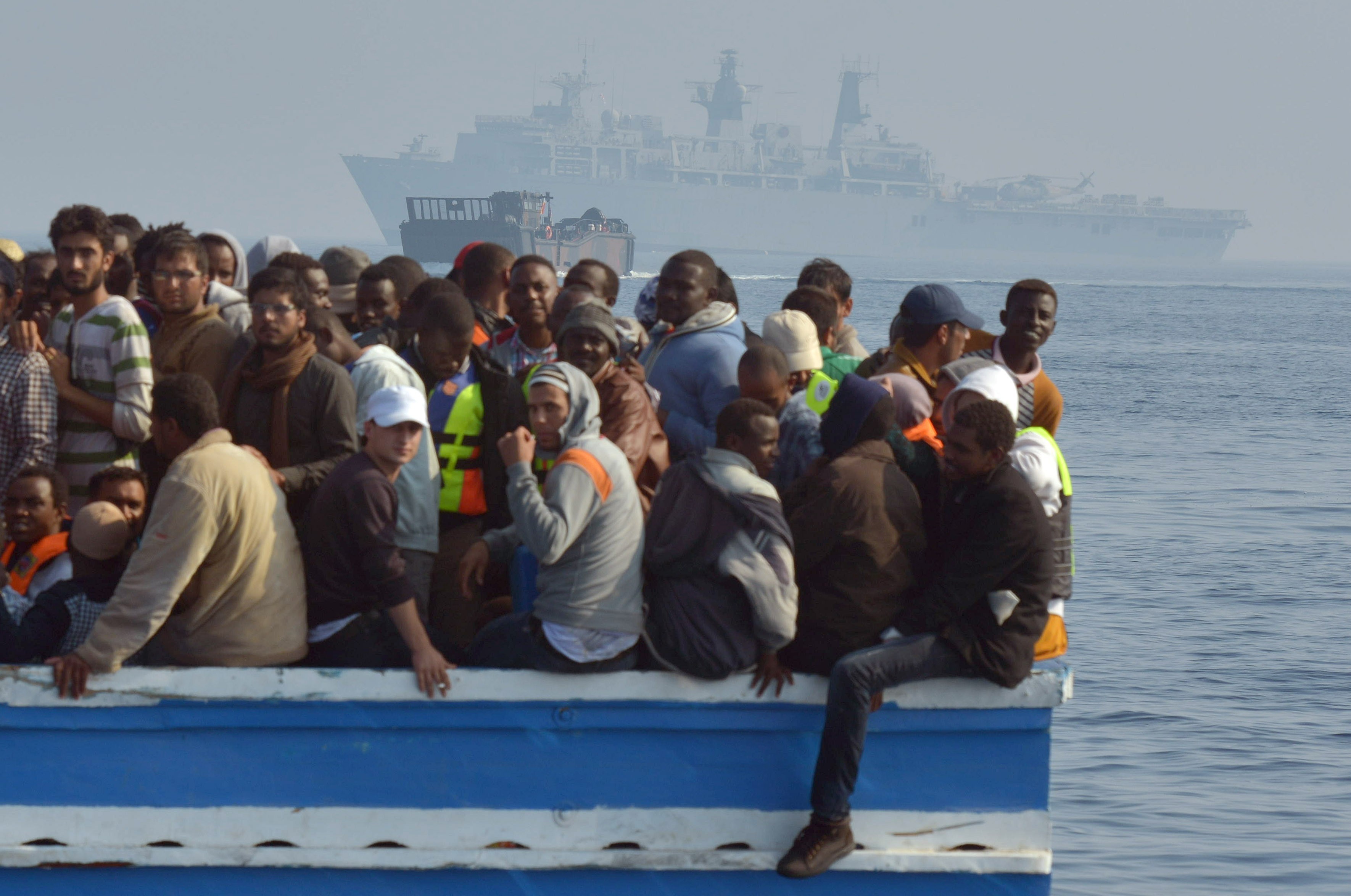 Royal Navy rescues Migrants 