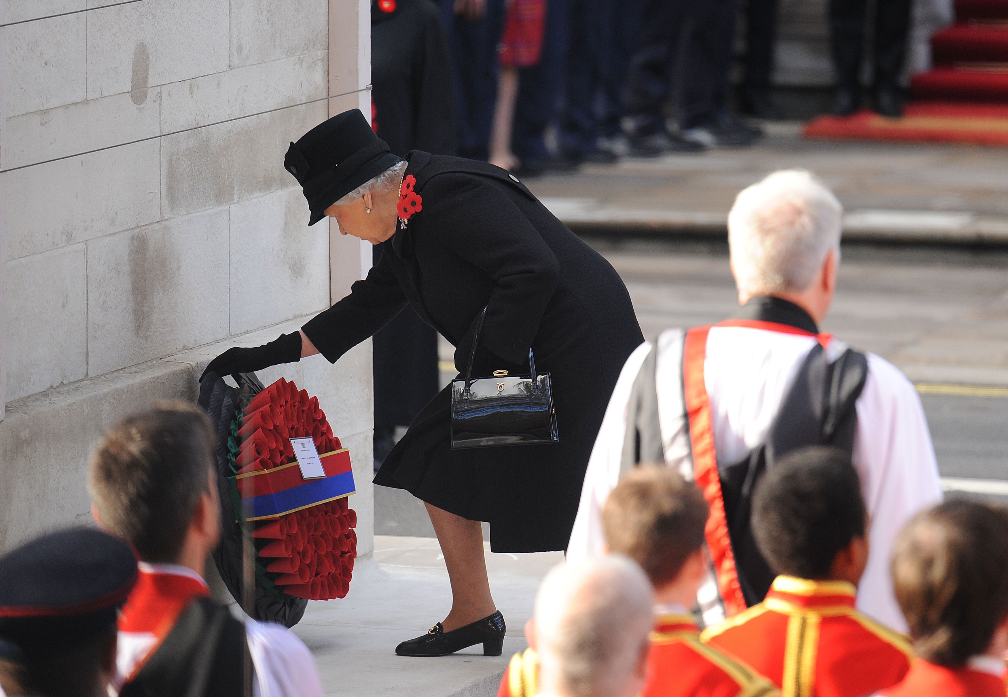 Queen at cenotaph