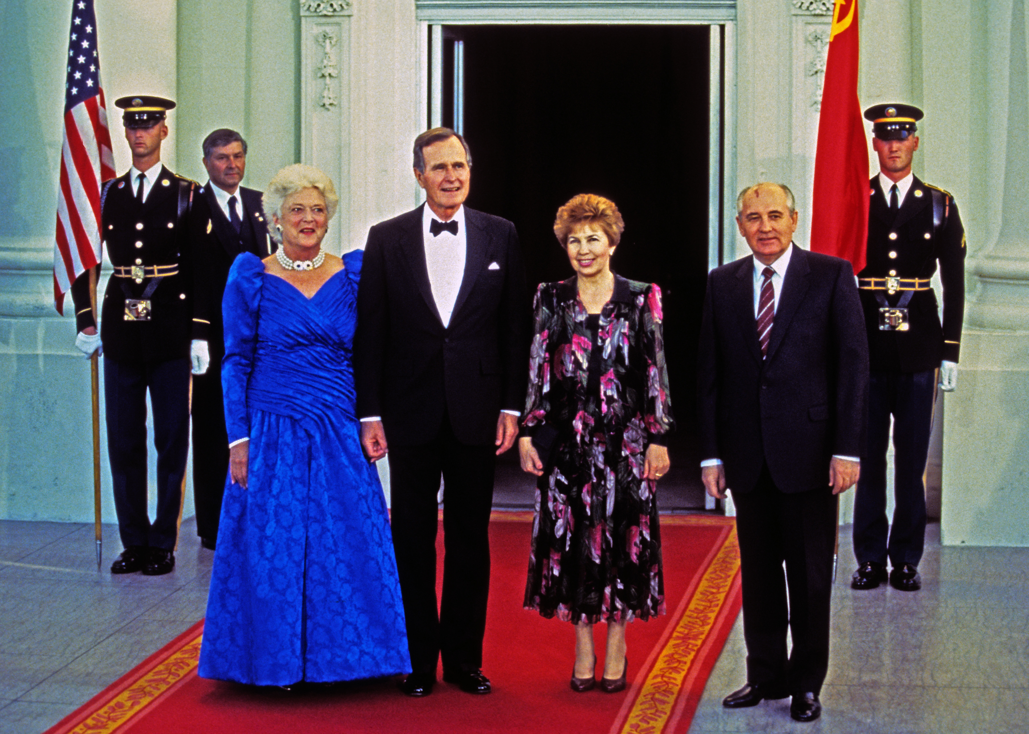 Photo by Dennis Brack / Pool via CNP /ABACAPRESS.COM. United States President George H.W. Bush, left center, and President Mikhail Gorbachev of the Union of Soviet Socialist Republics, right, pose for a group photo with their wives in front of the North P