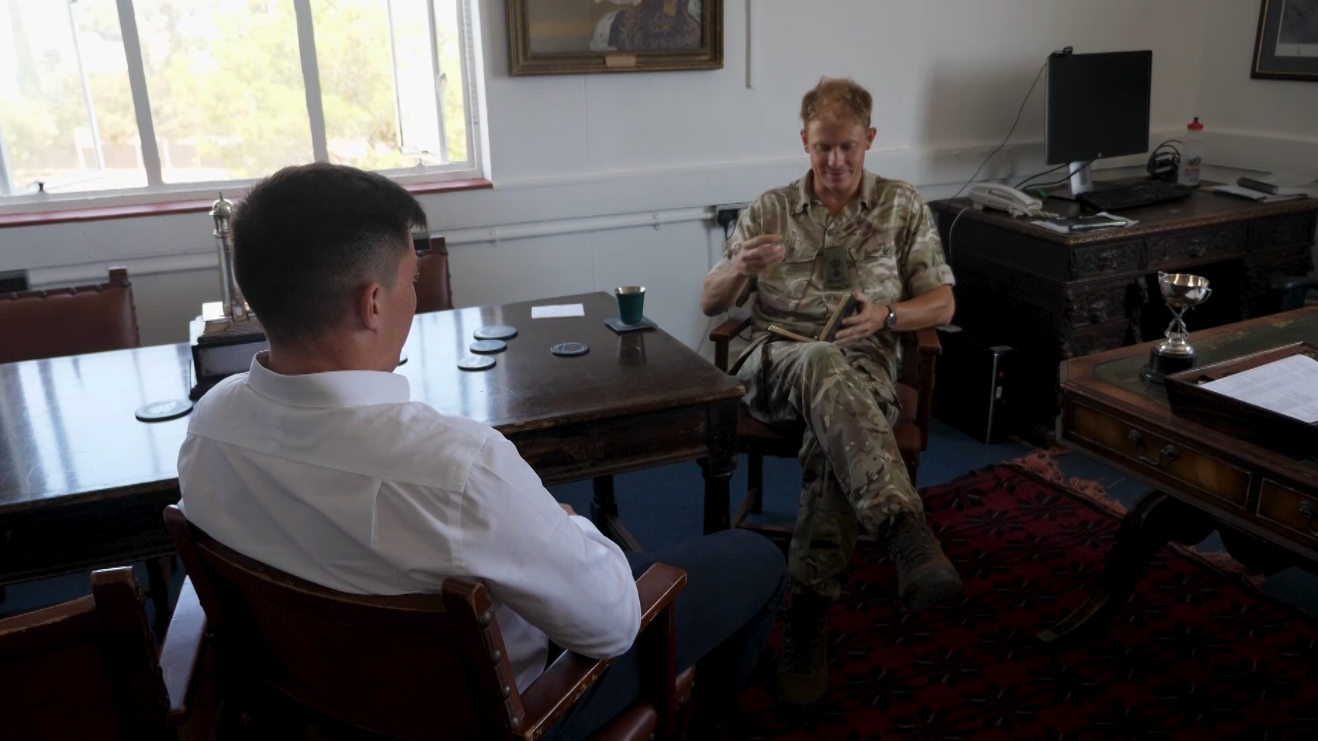 PO James McKinney speaks to 2 Mercian CO, Lieutenant Colonel Mark Davis.