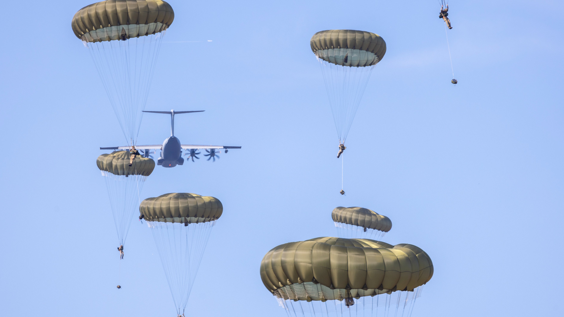 Paratroopers dropping down from the sky 290924 CREDIT 16AirAssltBCT X