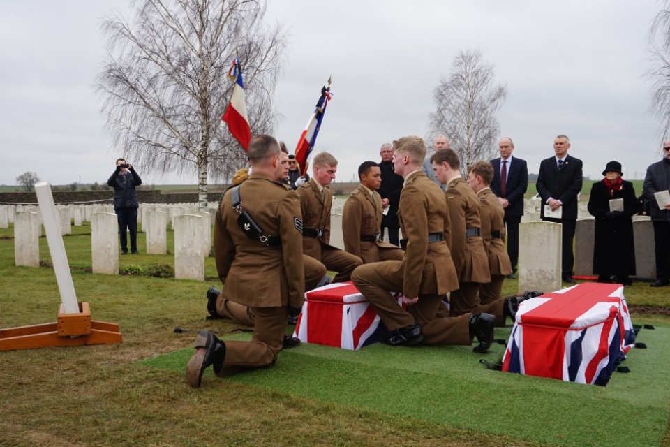 WW1 soldiers burial 