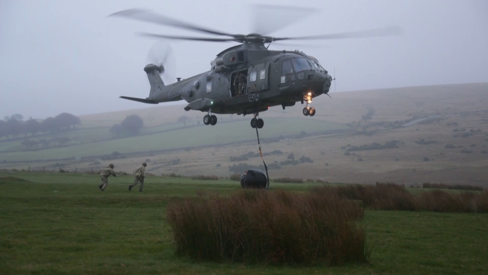 Pilots in training during Ex Merlin Storm 300919 CREDIT Commando Helicopter Force.jpg
