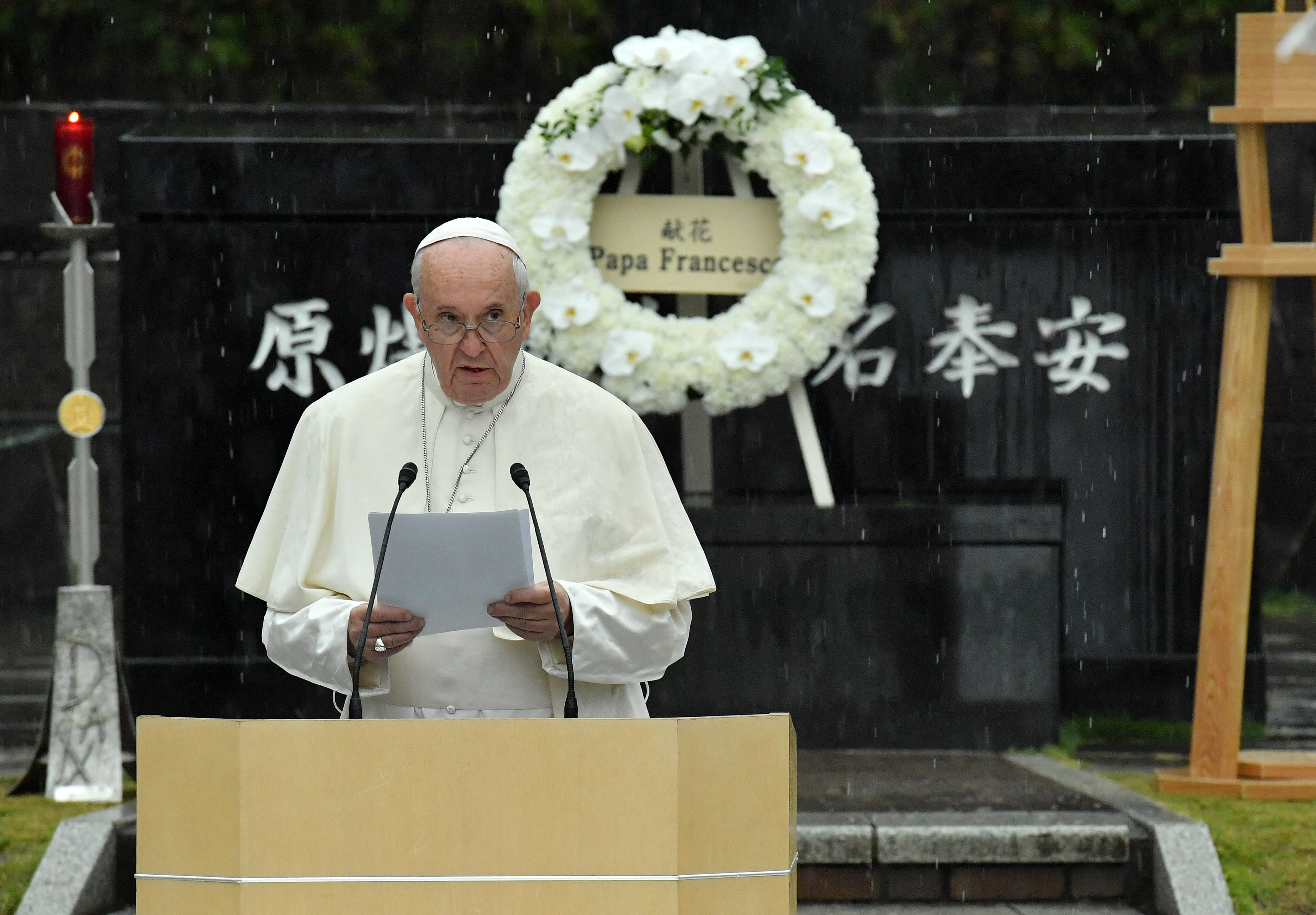 Pope Francis delivered a speech and layed a wreath flower at the Atomic Bomb Hypocenter in Nagasaki, 24.11.19 Credit PA