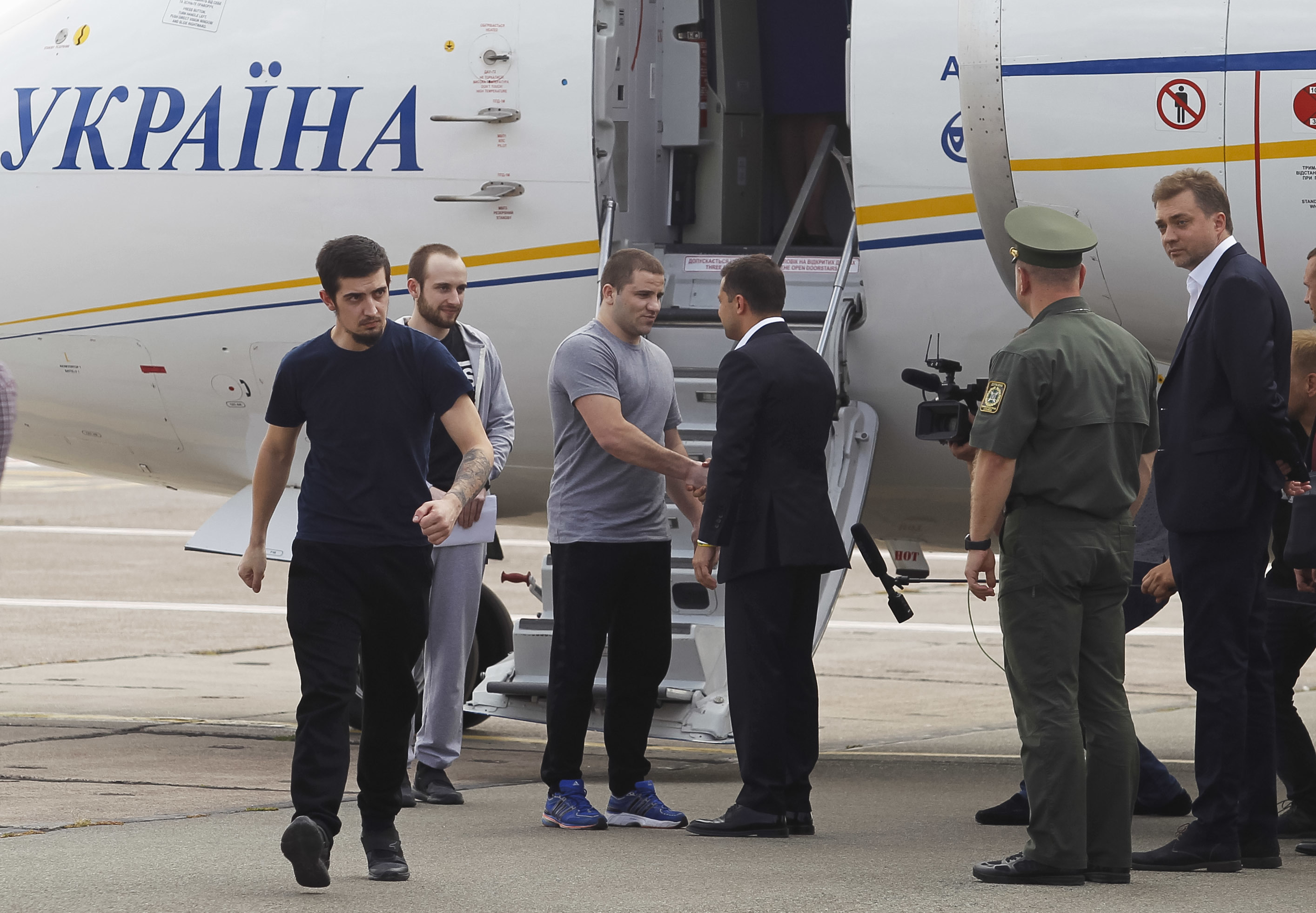 President Volodymyr Zelensky welcomes released Ukrainians - who were jailed in Russia - in Kiev 070919 CREDIT PA