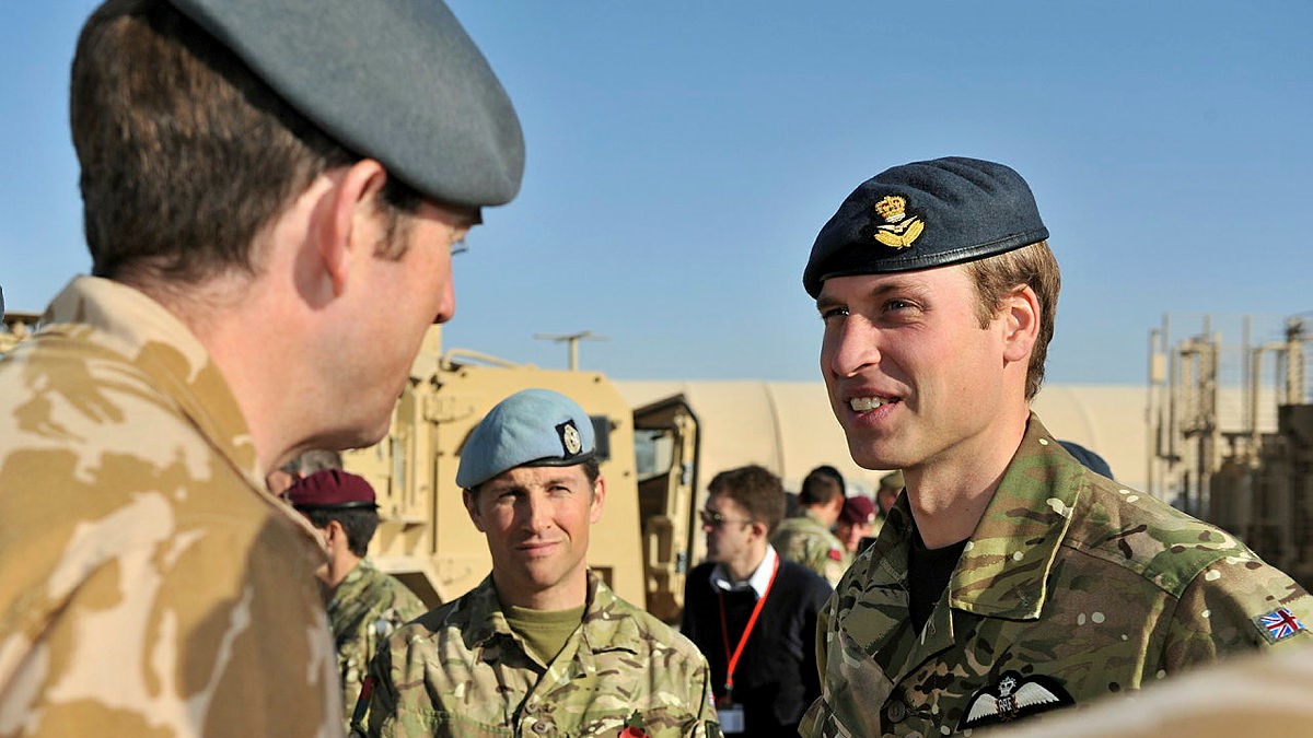 Prince William speaks with member of Commando Helicopter Force