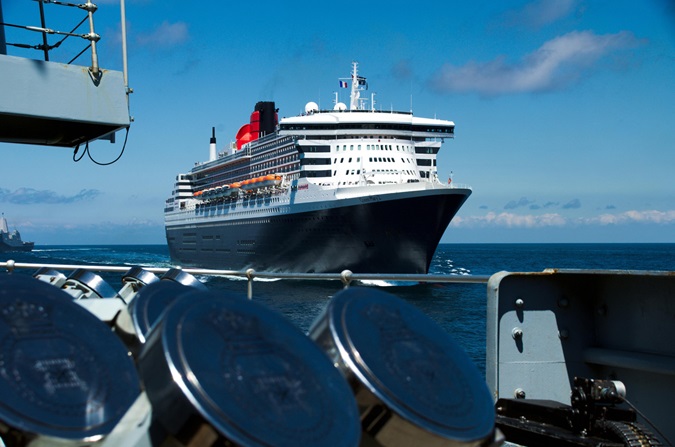 Queen Mary sets off from St Nazaire