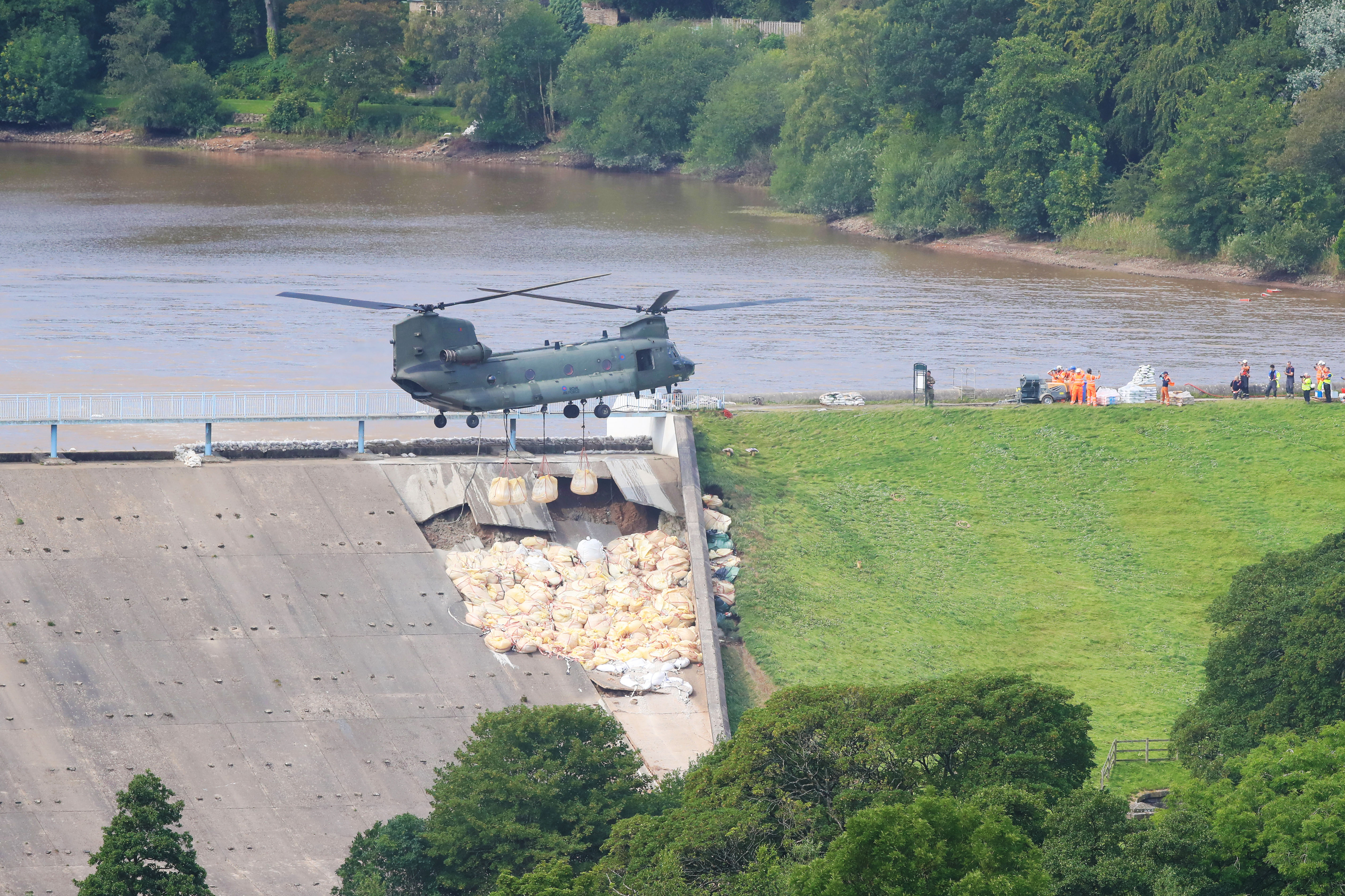 RAF Chinook Whaley Bridge Dam Day 2 CREDIT PA.jpg
