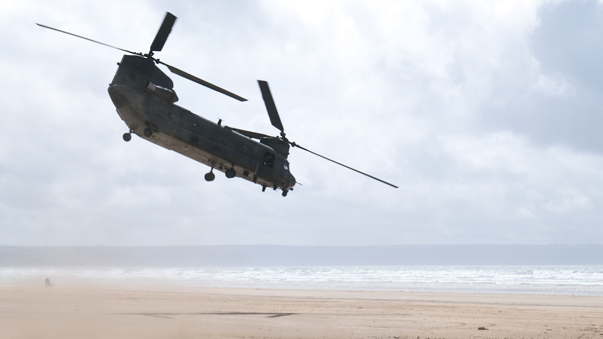 RAF Chinook picks up 40 Commando Royal Marines from dunes in North Devon for helicasting exercise 270622 CREDIT Royal Navy.jpg