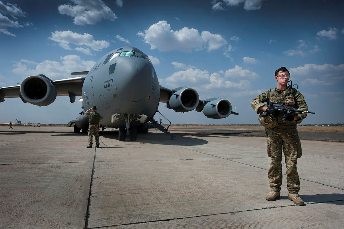 An RAF Regiment gunner standing guard by C17 in South Sudan in 2014 (picture: MOD)