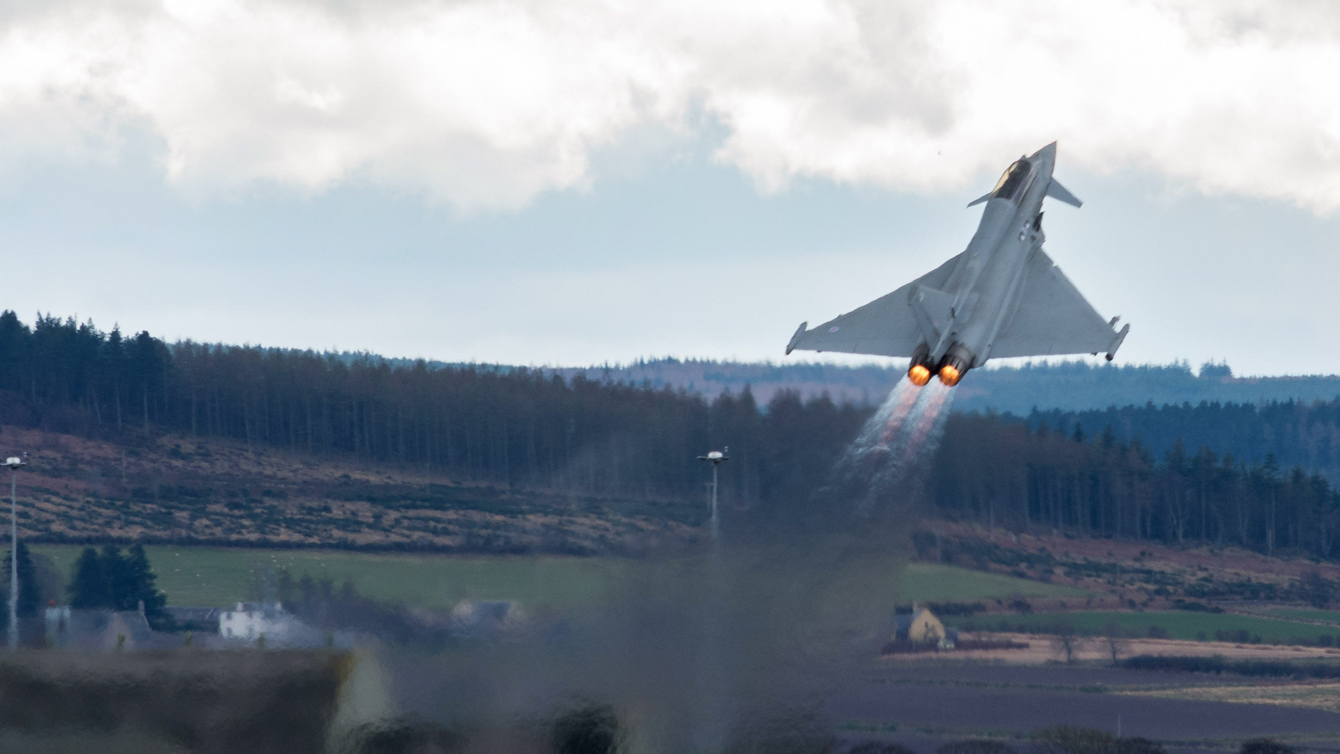 RAF Typhoon performance take off from RAF Lossiemouth 310317 CREDIT ALAMY STOCK PHOTO.jpg
