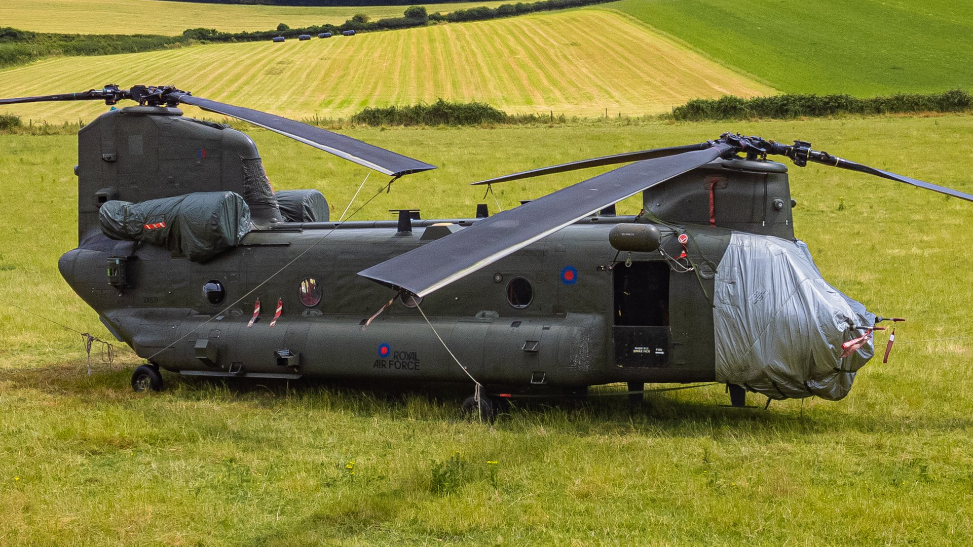 A RAF Chinook helicopter was forced to make an emergency landing in Dorset after a fault was found (Picture: Becaviation Photography)