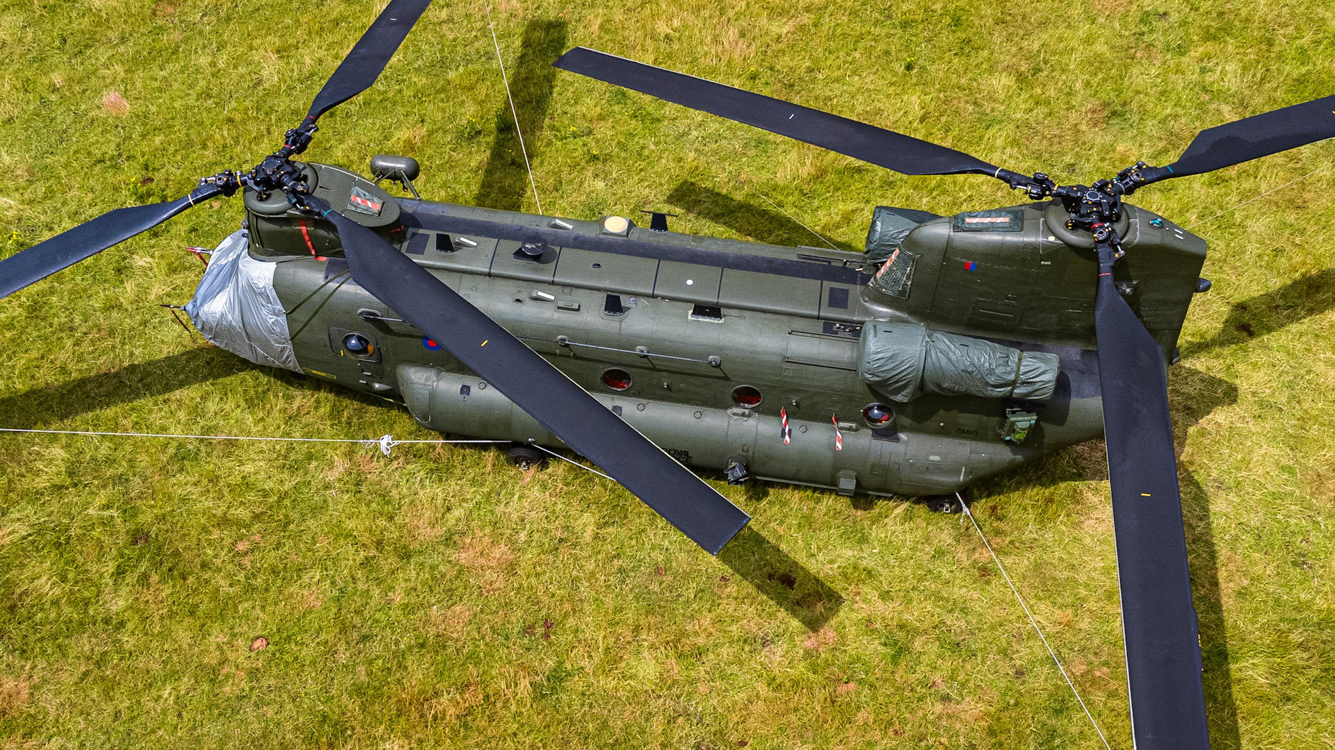 A Chinook helicopter was left stranded in a farmers field in Dorset after it was forced to make a precautionary landing (Picture: Becaviation Photography)