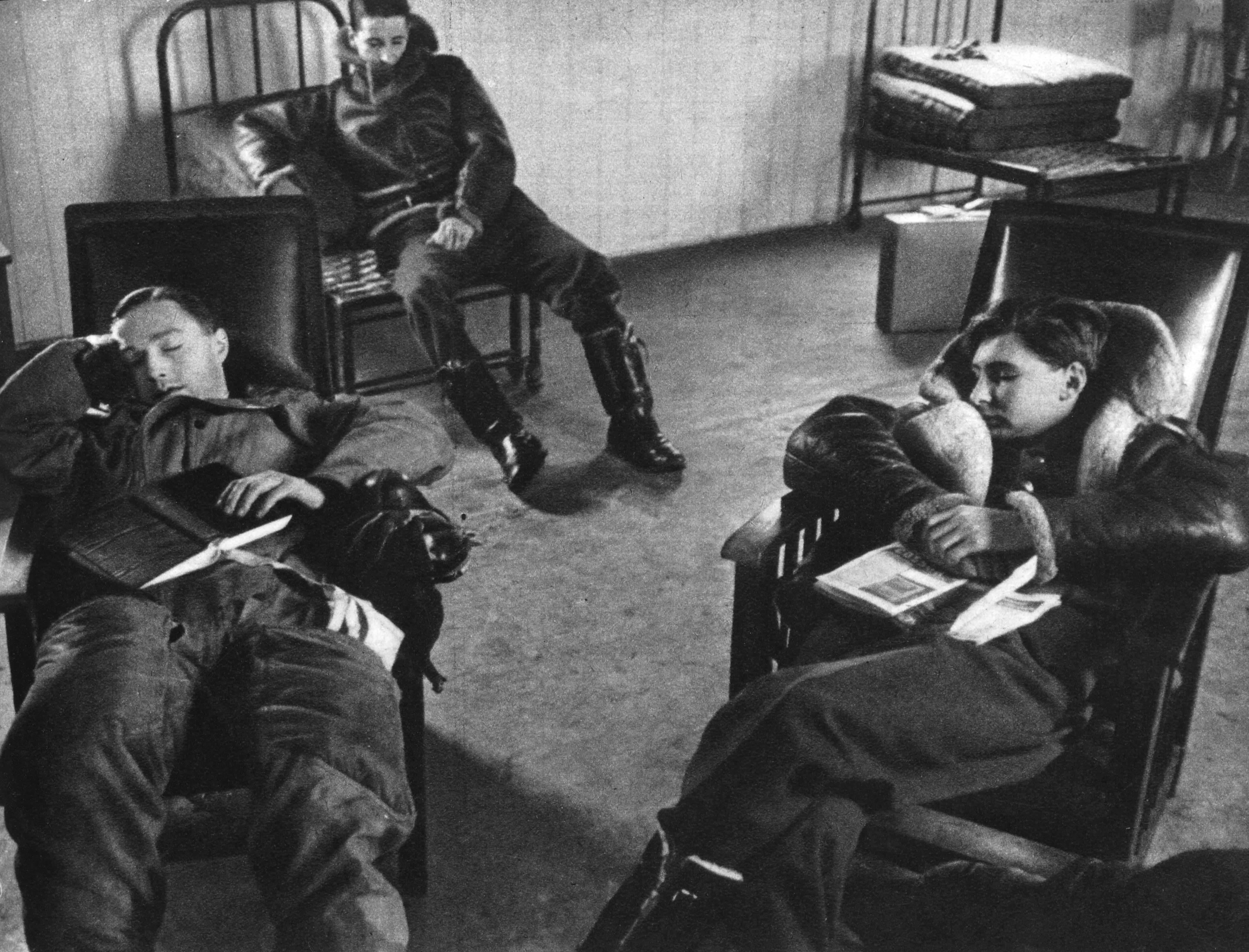 RAF pilots relaxing between sorties during the Battle of Britain 010940 CREDIT PA.jpg