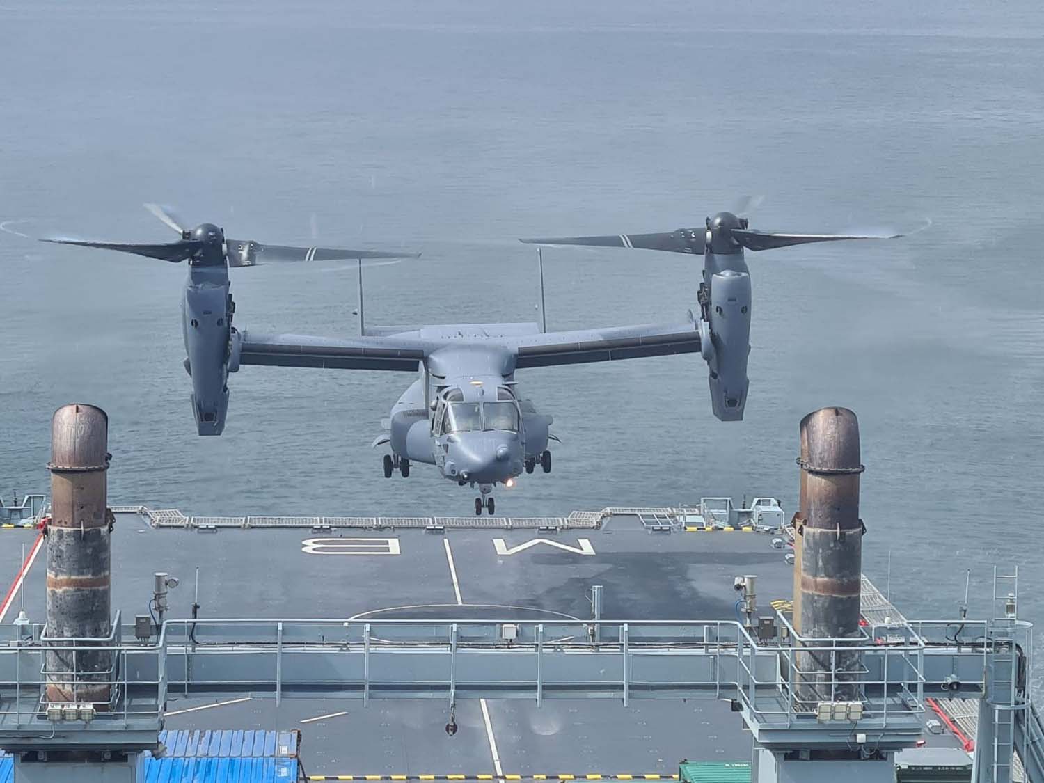 US Osprey operates with RFA Mounts Bay for the first time