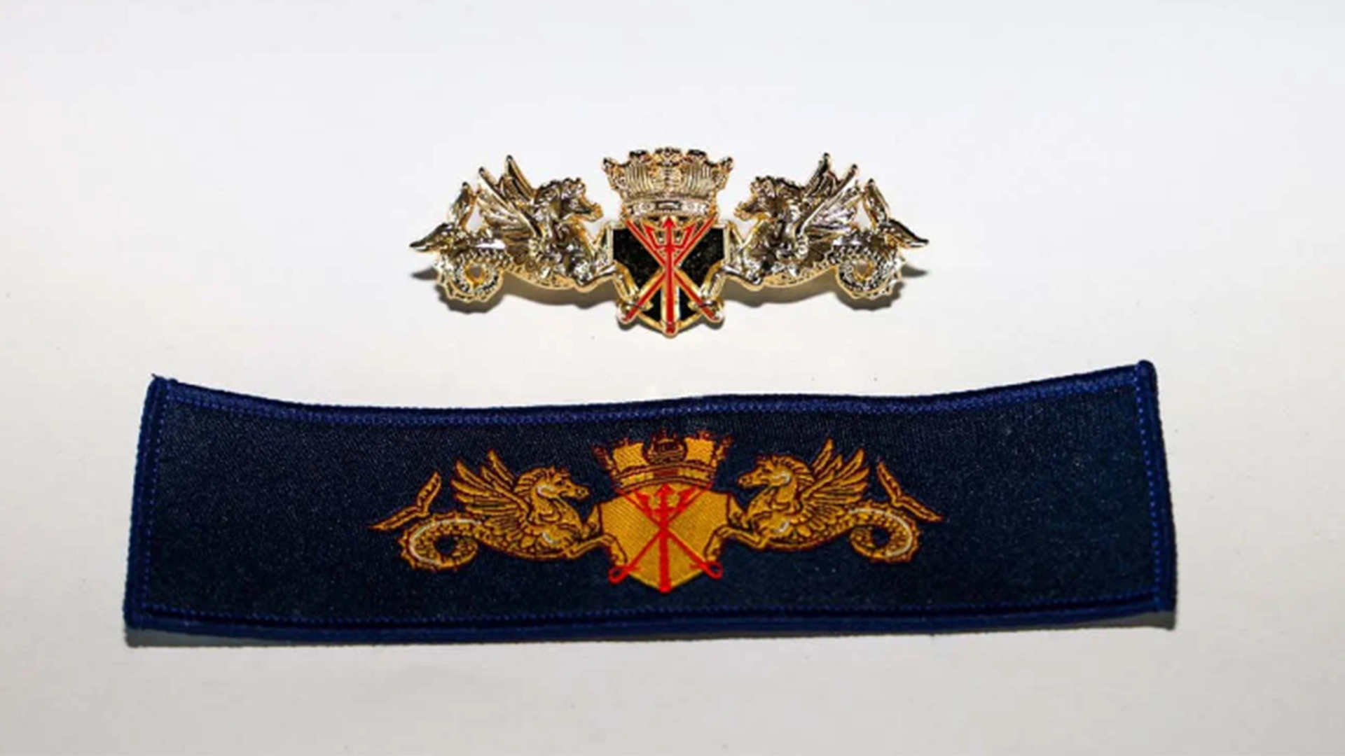The new command pin is identical to the Royal Navy equivalents with two heraldic sea horses denoting sea power with a trident and crossed swords beneath a naval crown