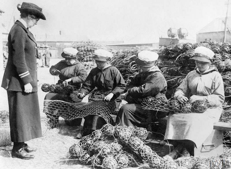 Ratings-WRNS-mine-net-workers-Wren-Officer-IWM-SFW-IWM-Q-19640