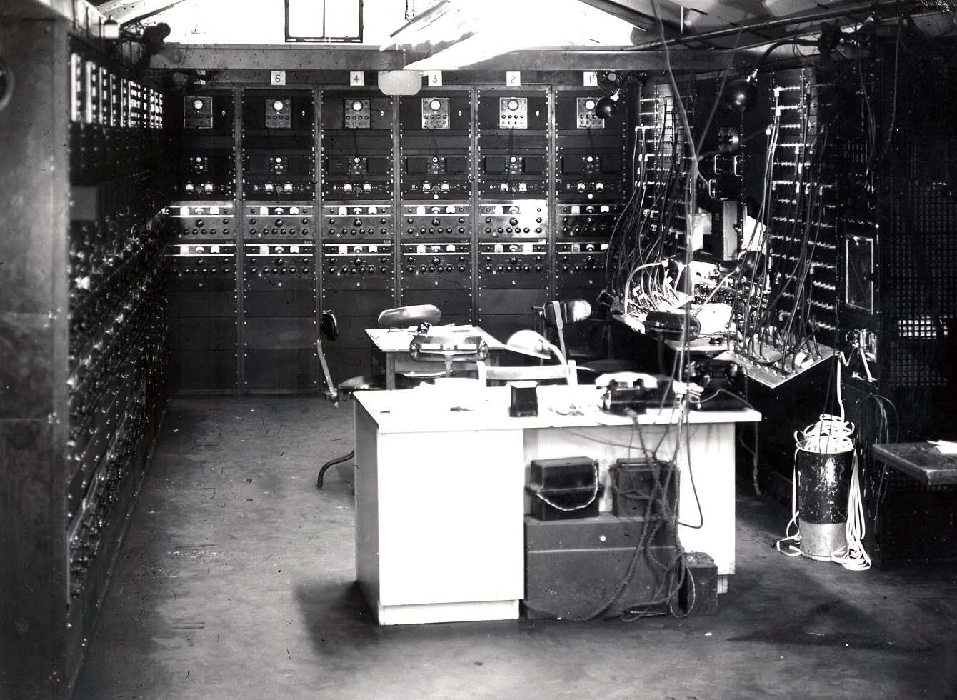 A receiver control bay in Knockholt, Kent (Picture: GCHQ).
