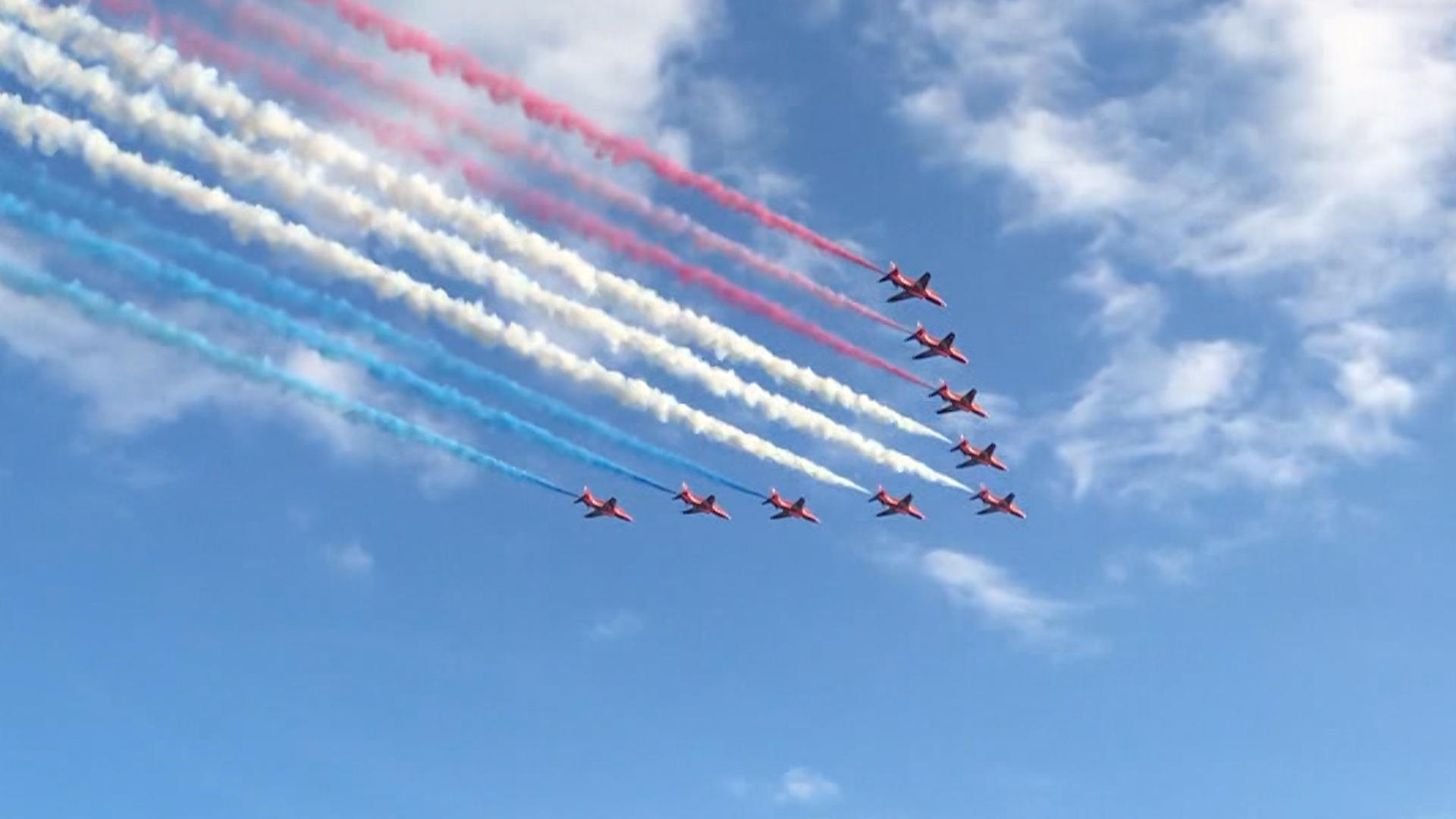 Red Arrows above Edinburgh (Picture: Mark McKenzie).