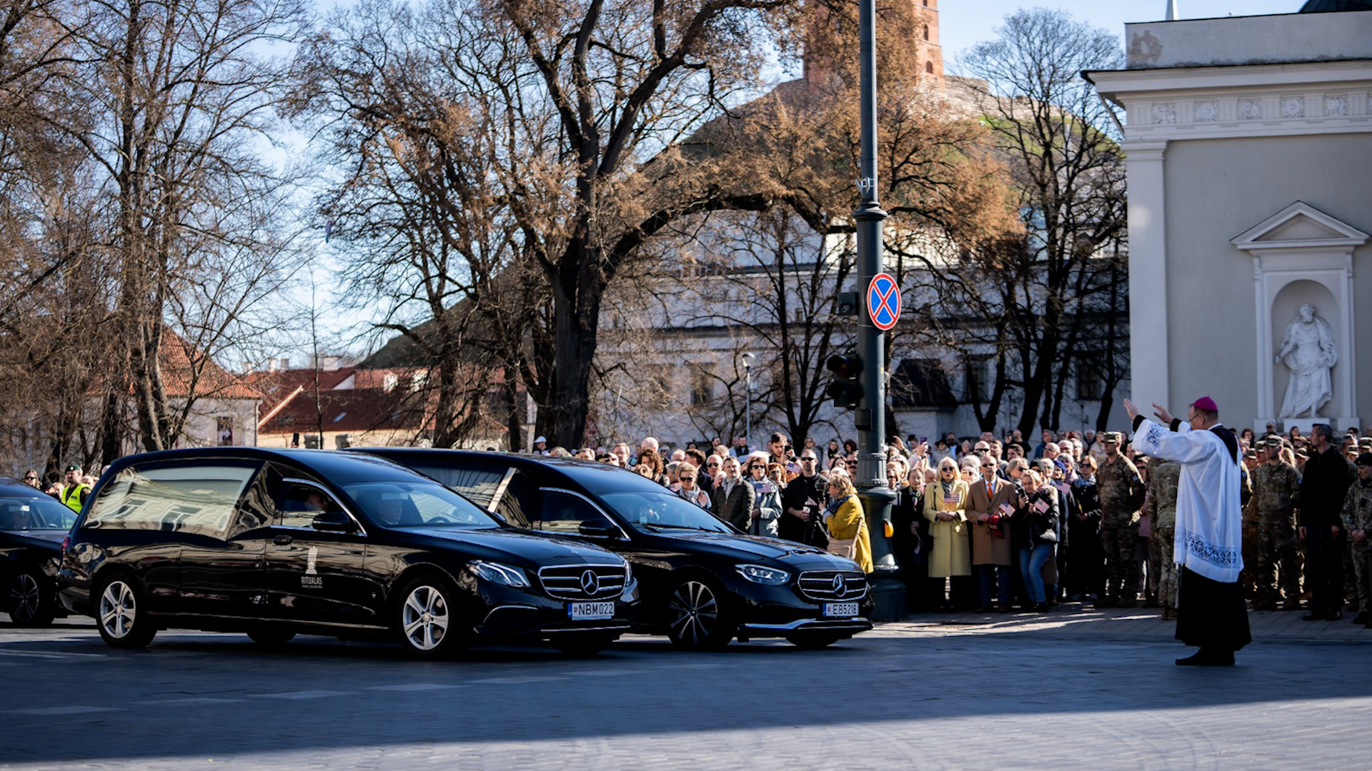 The hearses carrying the bodies of the US soldiers travelling through Vilnius
