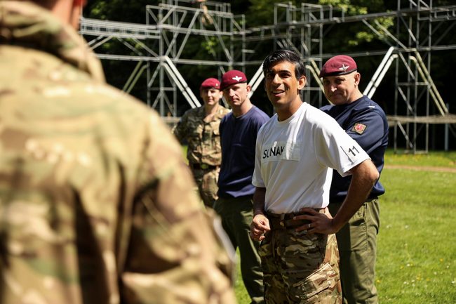 Rishi Sunak talking to Army troops during ITC Catterick visit 010621 CREDIT MOD.jpeg