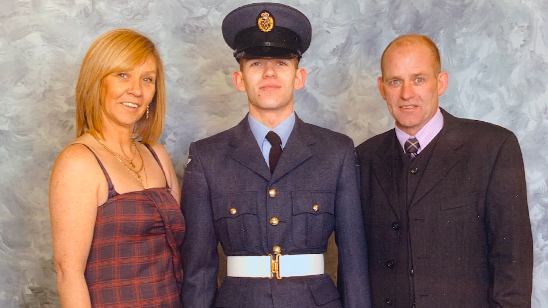 Robert Fleeting (centre) with his mother Susan and father Charlie CREDIT FLEETING FAMILY