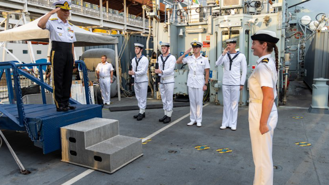 Royal Malaysian Navy Dato’Ey (YEE) Tai Peng welcomed on HMS Spey (Picture: HMS Spey).