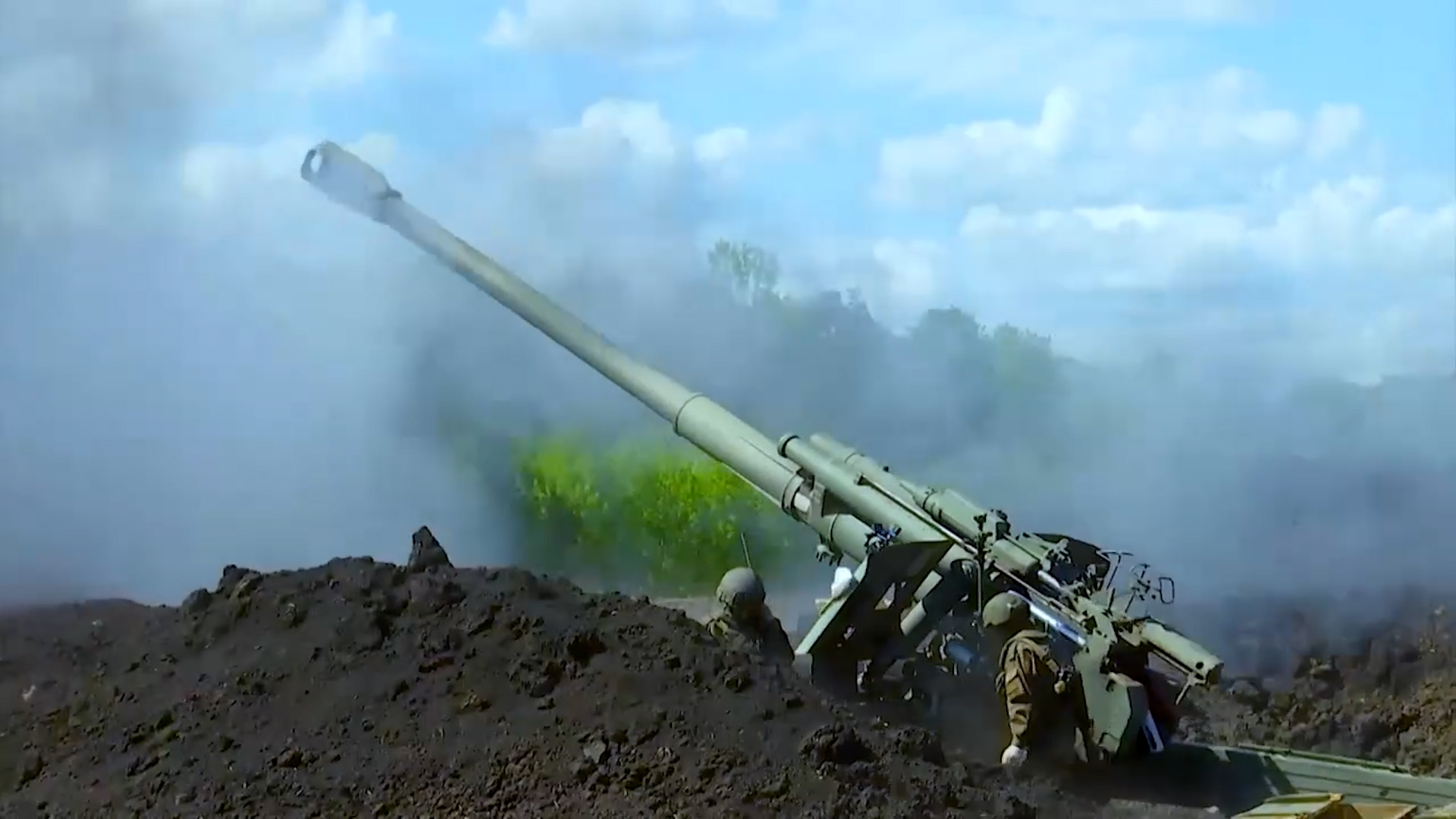 File photo of Russian troops firing artillery rounds