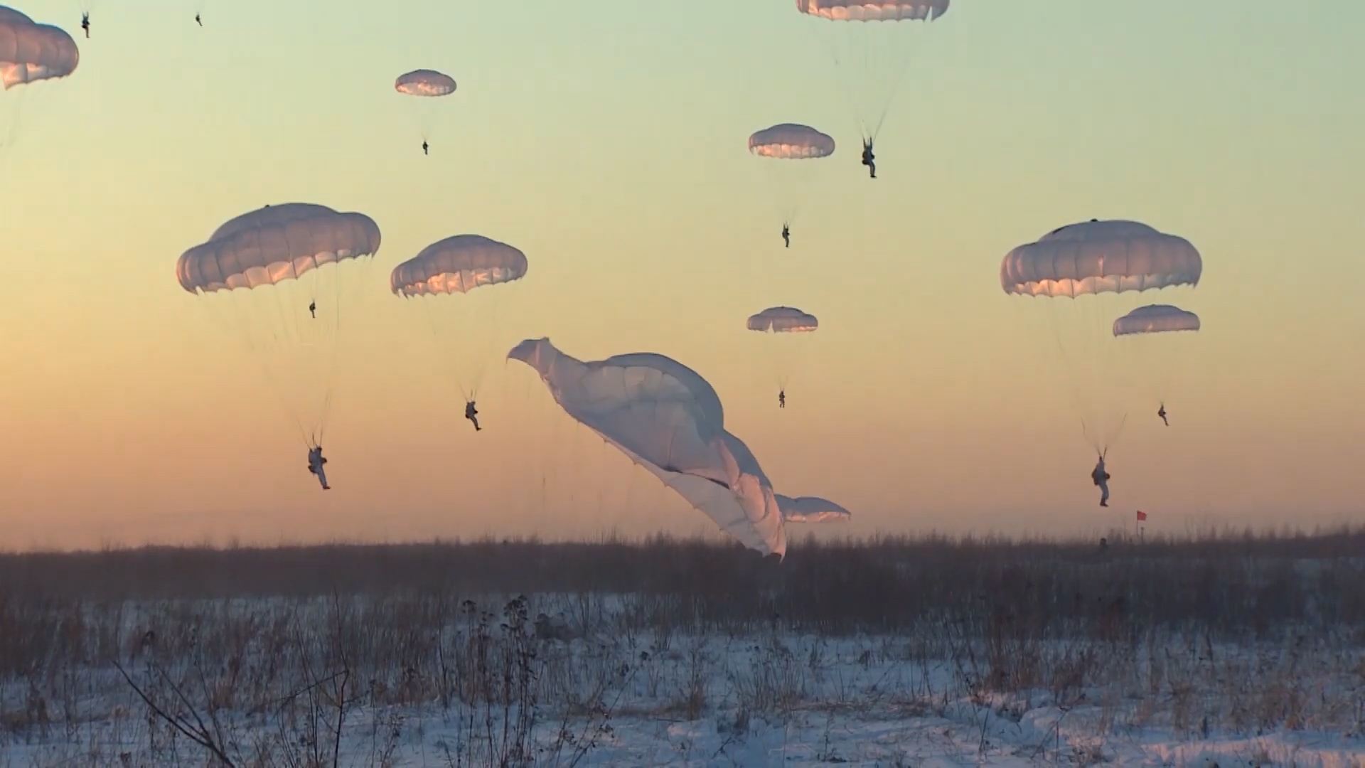 Russian troops parachuting 300119 CREDIT Russian MOD.jpg	