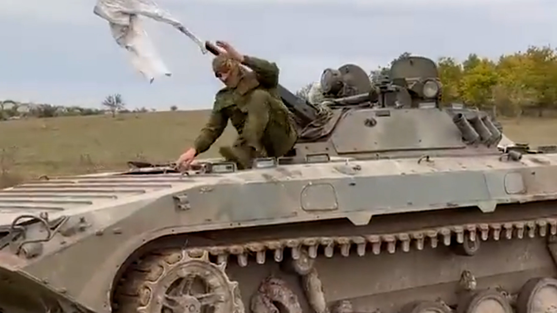 Russian troops surrendering from a tank to Ukrainian forces in Kherson