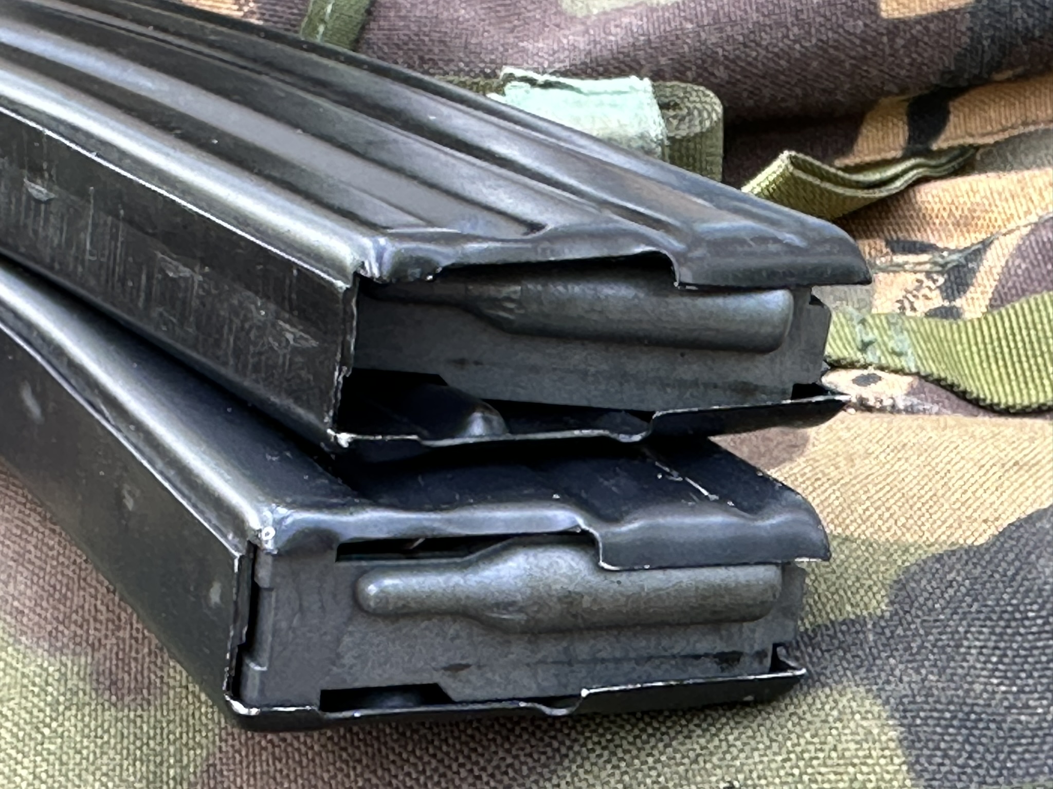 The early magazine suffered from delicate feed lips and a platform that could get stuck at an angle, as seen here in the top magazine