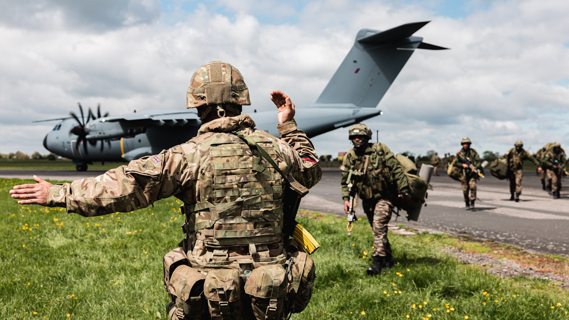 Soldiers from the 6th Battalion Bihar Regiment train with 2nd Battalion The Royal Gurkha Rifles in a Rapid Air Landing Ajeya Warrior 190523 CREDIT MOD